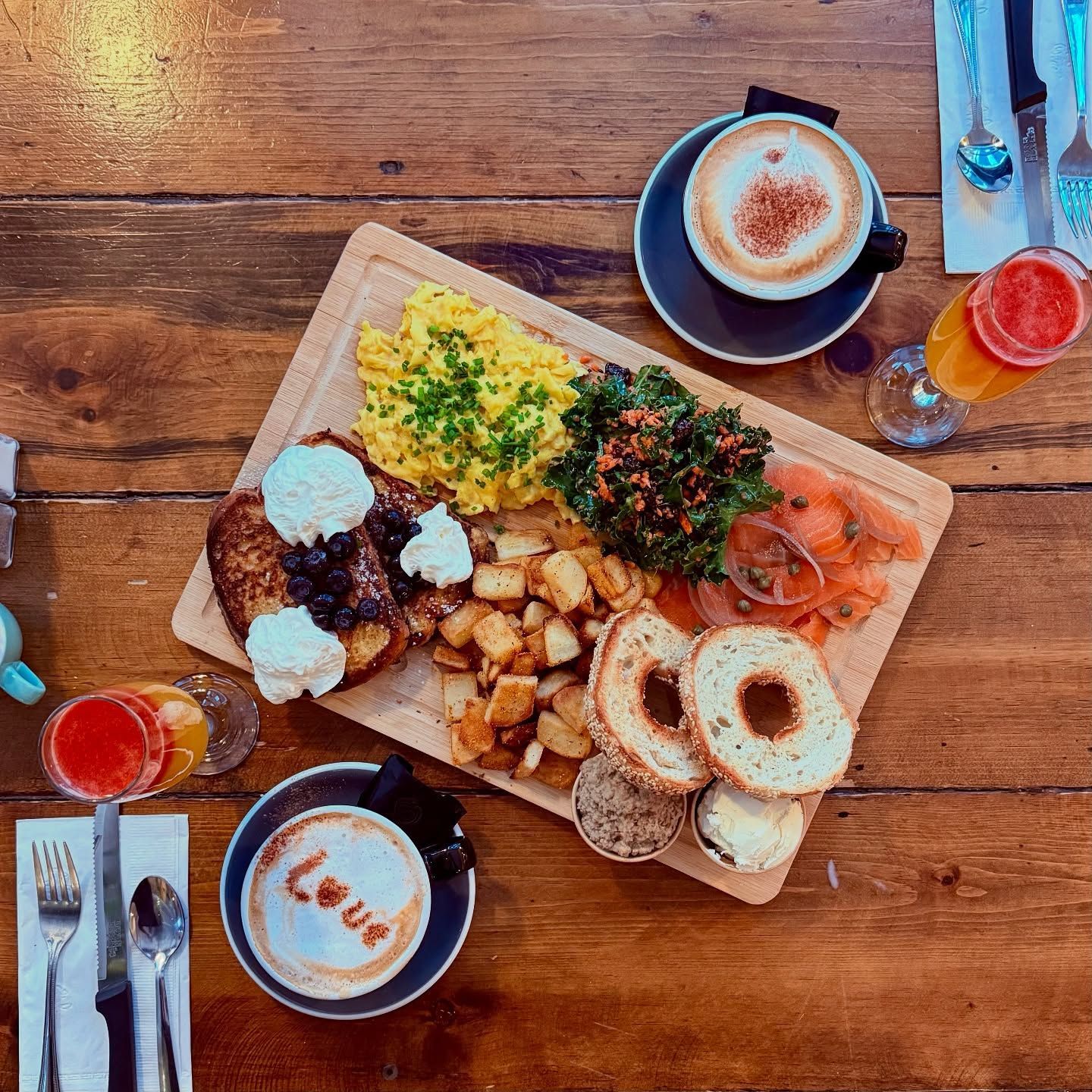 Brunch gourmand — chaque assiette raconte une histoire.