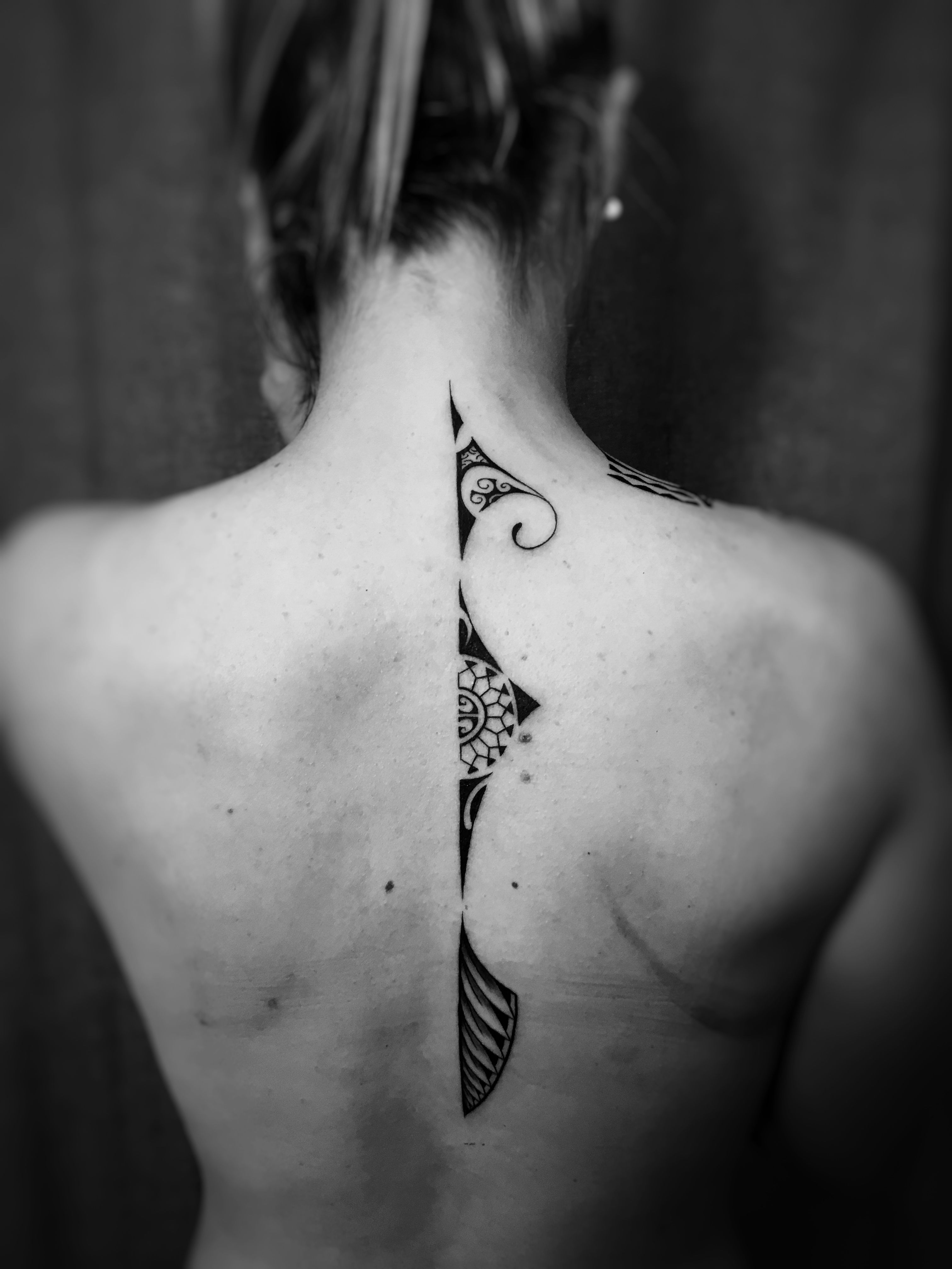 Tatouage colonne vertébrale polynésien