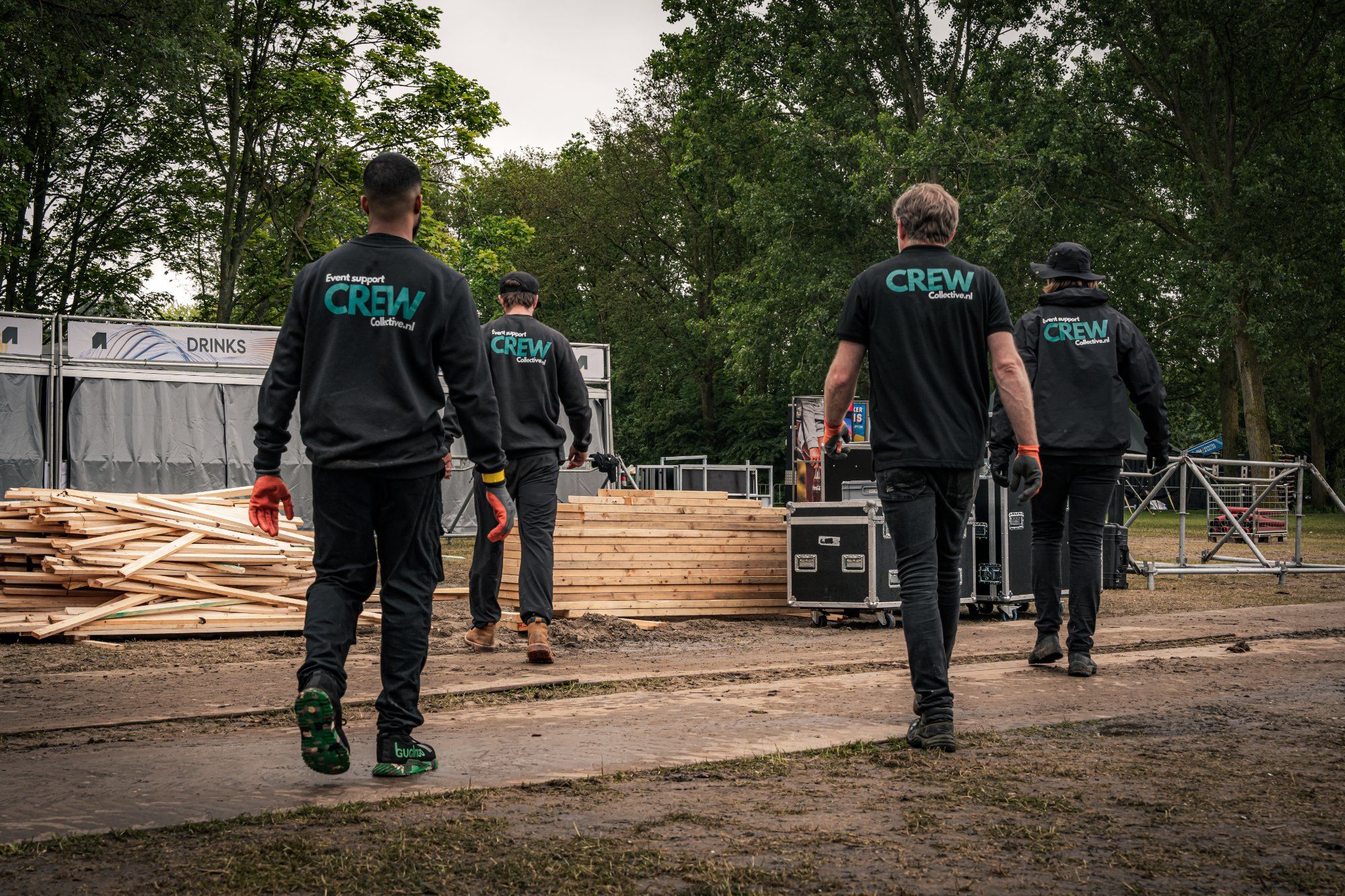 Crew Collective team werkt samen in een grote evenementenhal tijdens de opbouw van een indoor event