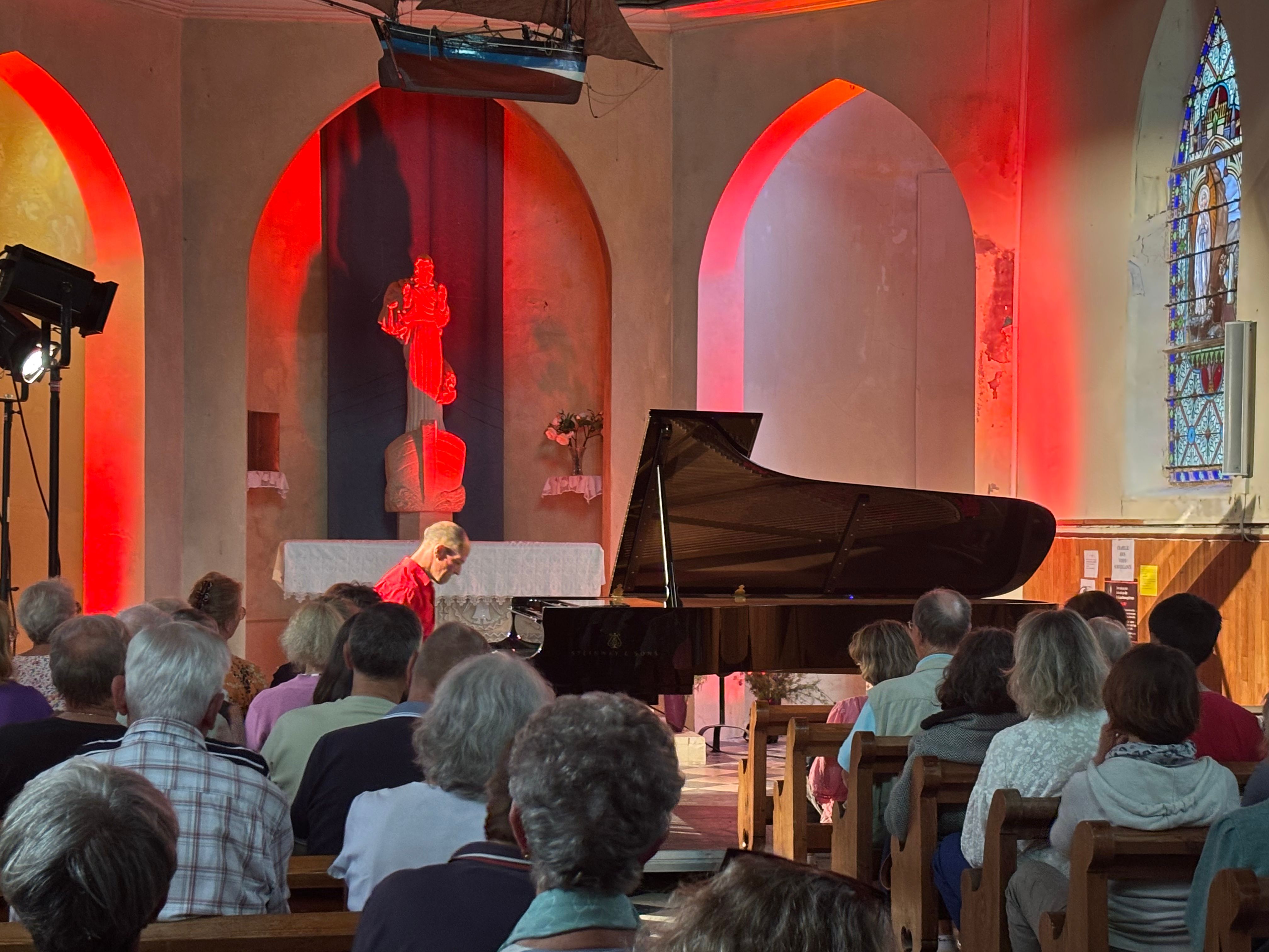 Concert de piano a la Chapelle des Marins : public et lumiere scenique.