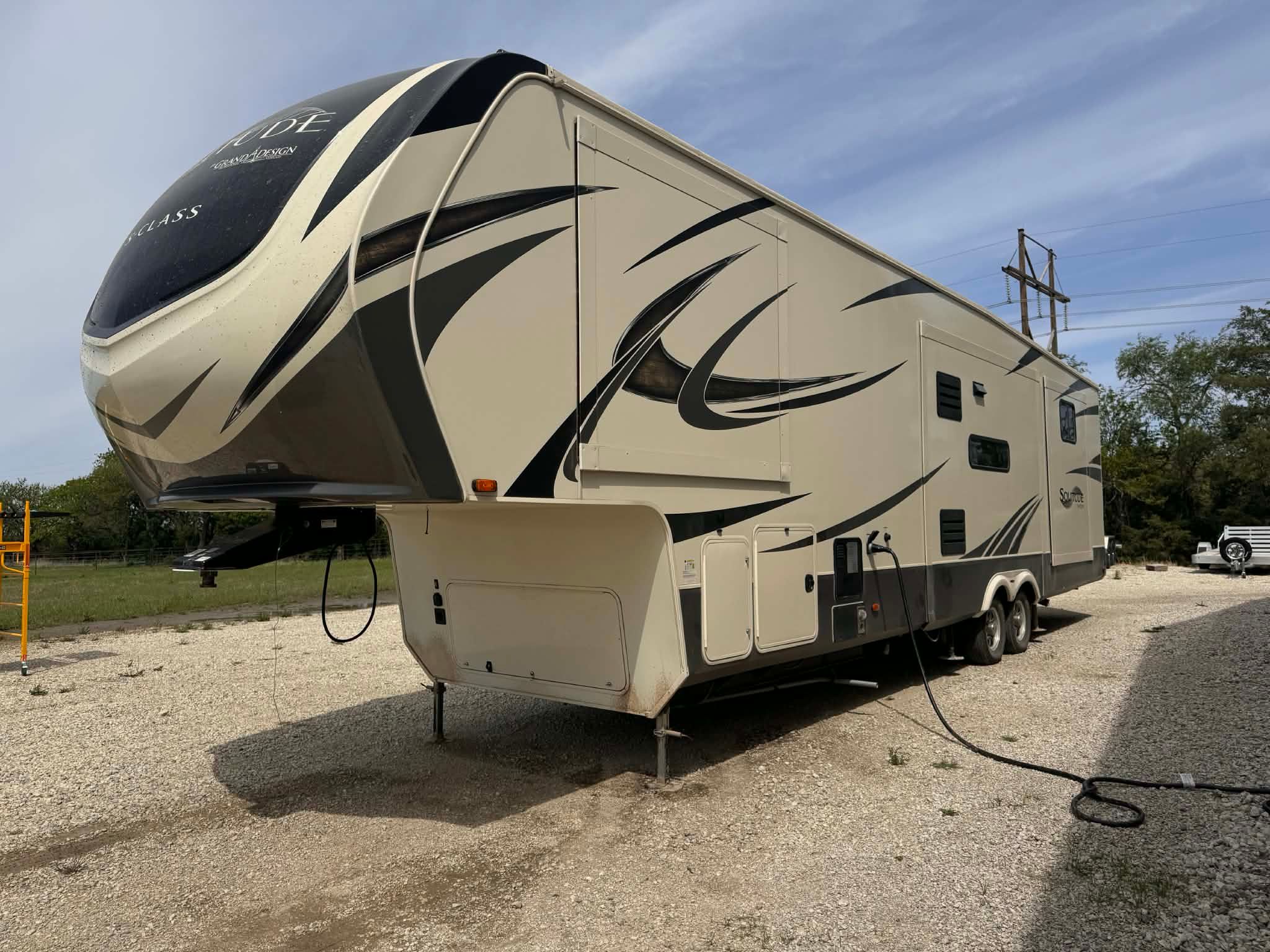 Fifth-wheel travel trailer detail