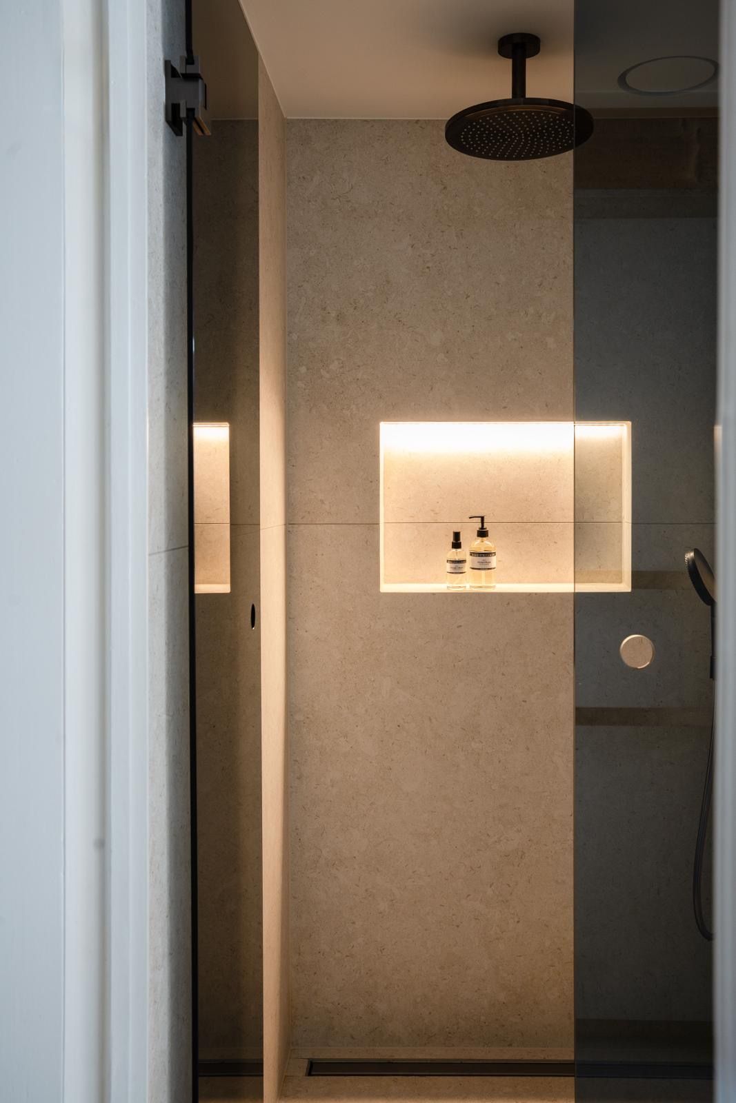Detail van luxe tegelwerk door Jerry's Tegelwerken — Bovatin gecertificeerd vakmanschap sinds 2009