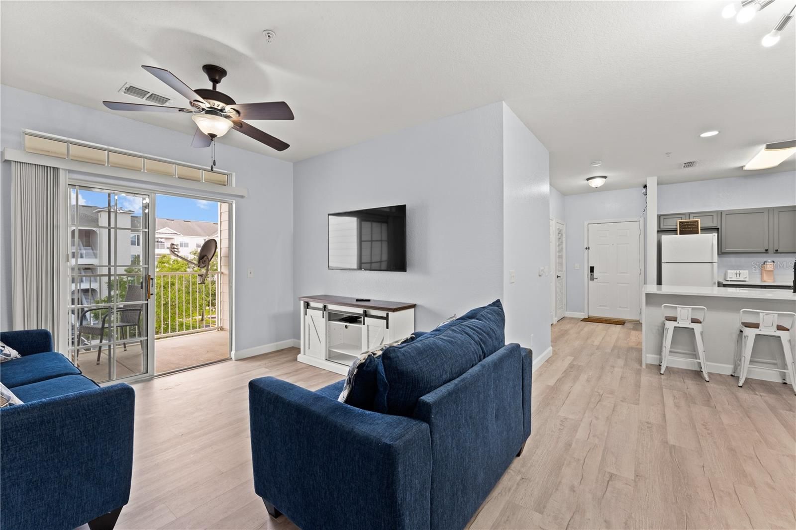 Spacious living room with modern furnishings