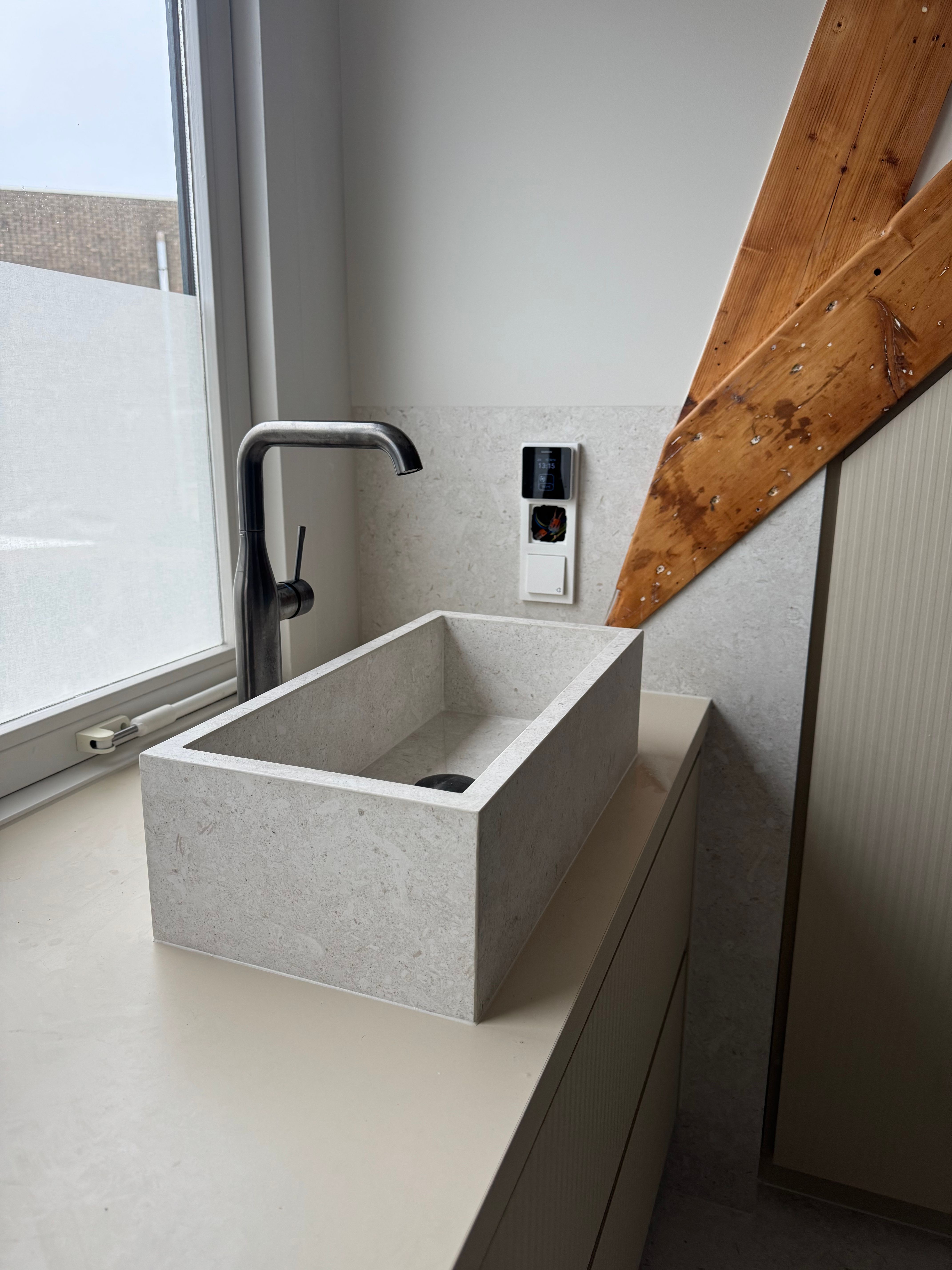 Maatwerk wastafel uit keramische slab