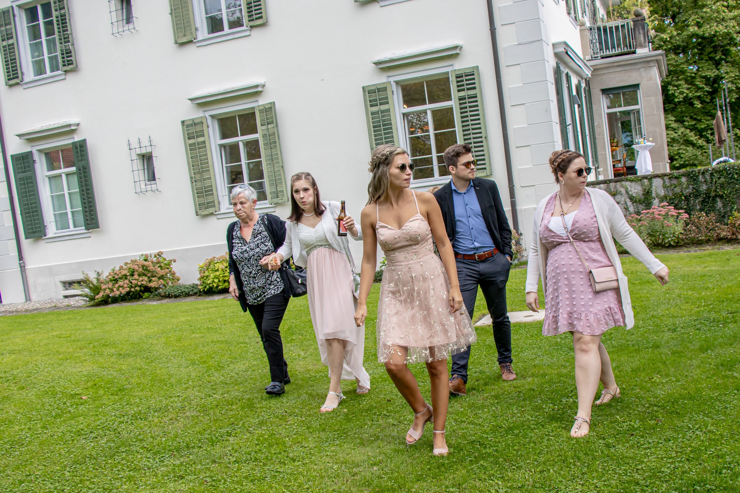 Casual Shooting – Gruppe unterwegs auf der Wiese