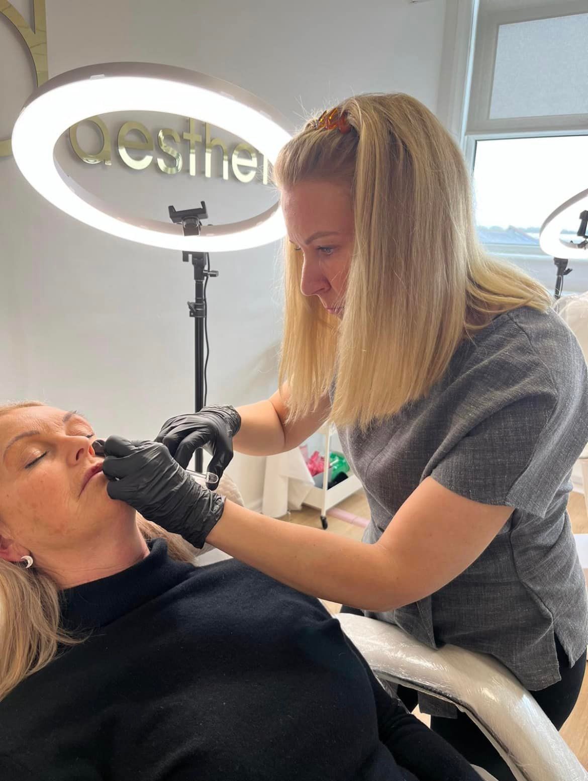 Lyndsey performing an aesthetic treatment
