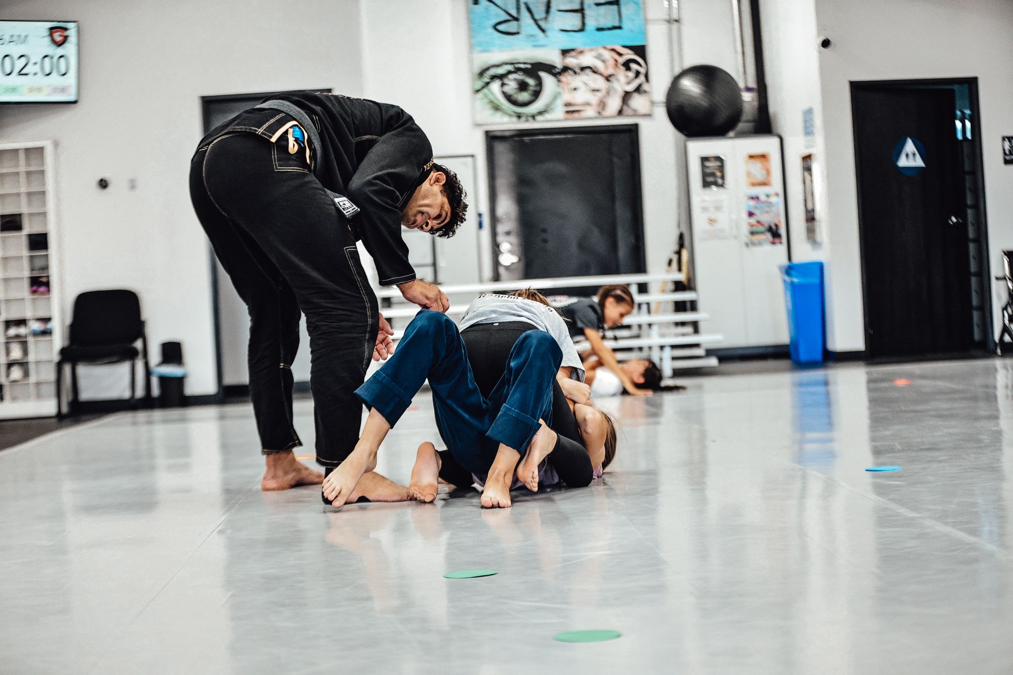 Professor Beto teaching kids during a school field trip at Vilanova BJJ