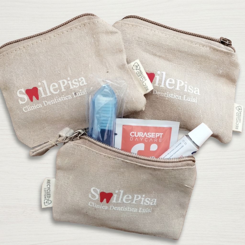 Pochette personalizzate con kit igiene — SmilePisa Clinica Dentistica Luisi