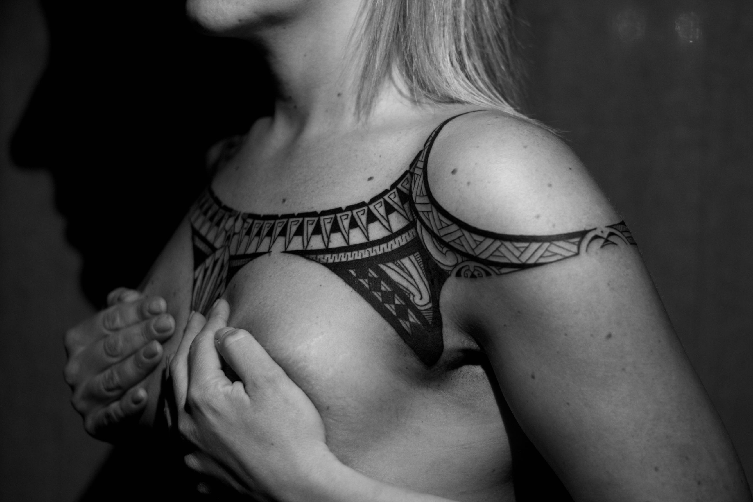 Tatouage épaule et torse polynésien