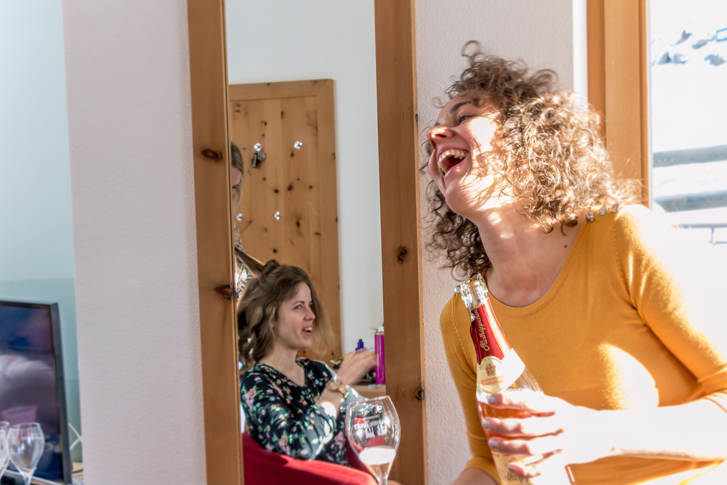 Casual Shooting – Freundinnen lachen mit Bier