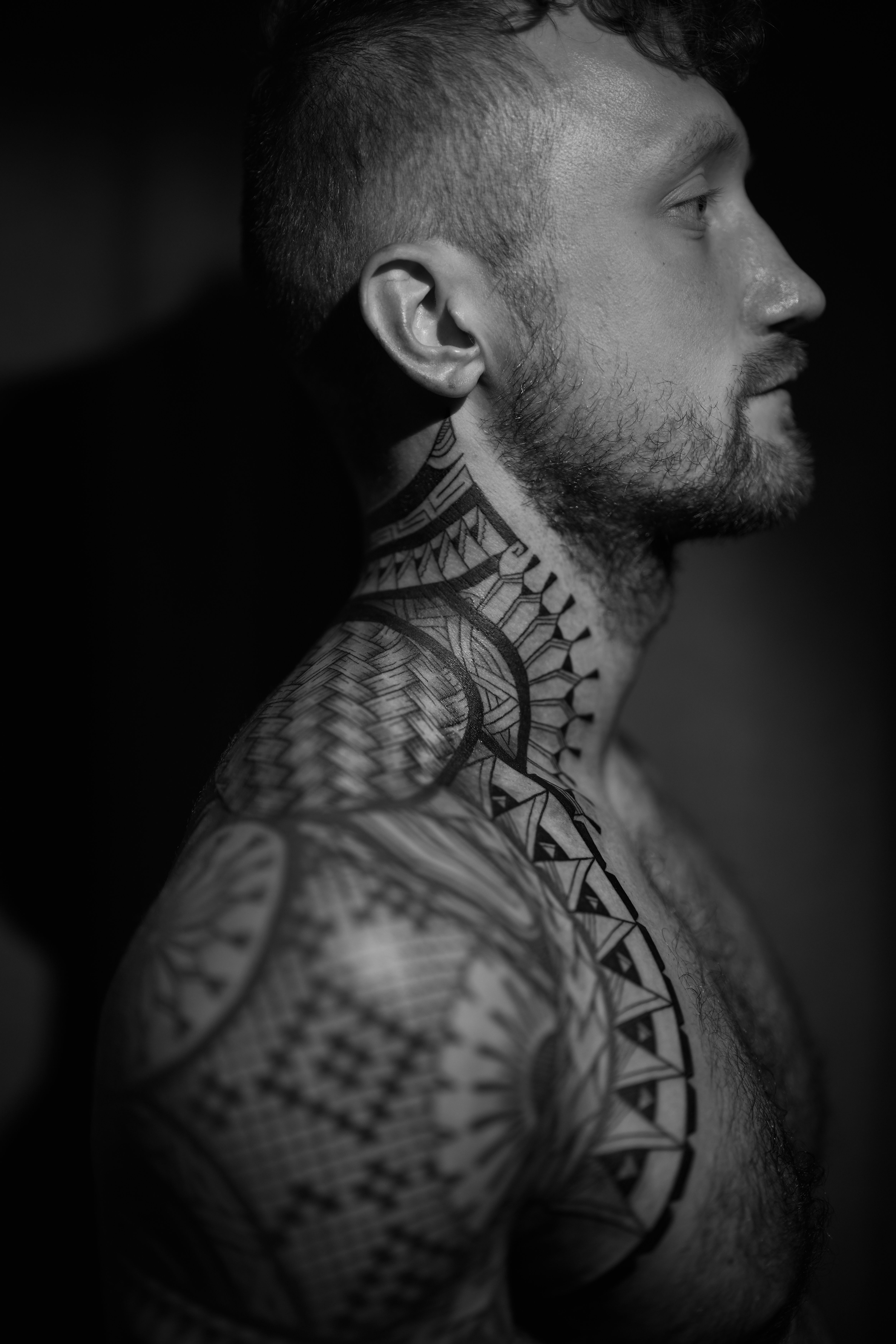 Portrait profil avec tatouages cou et épaule