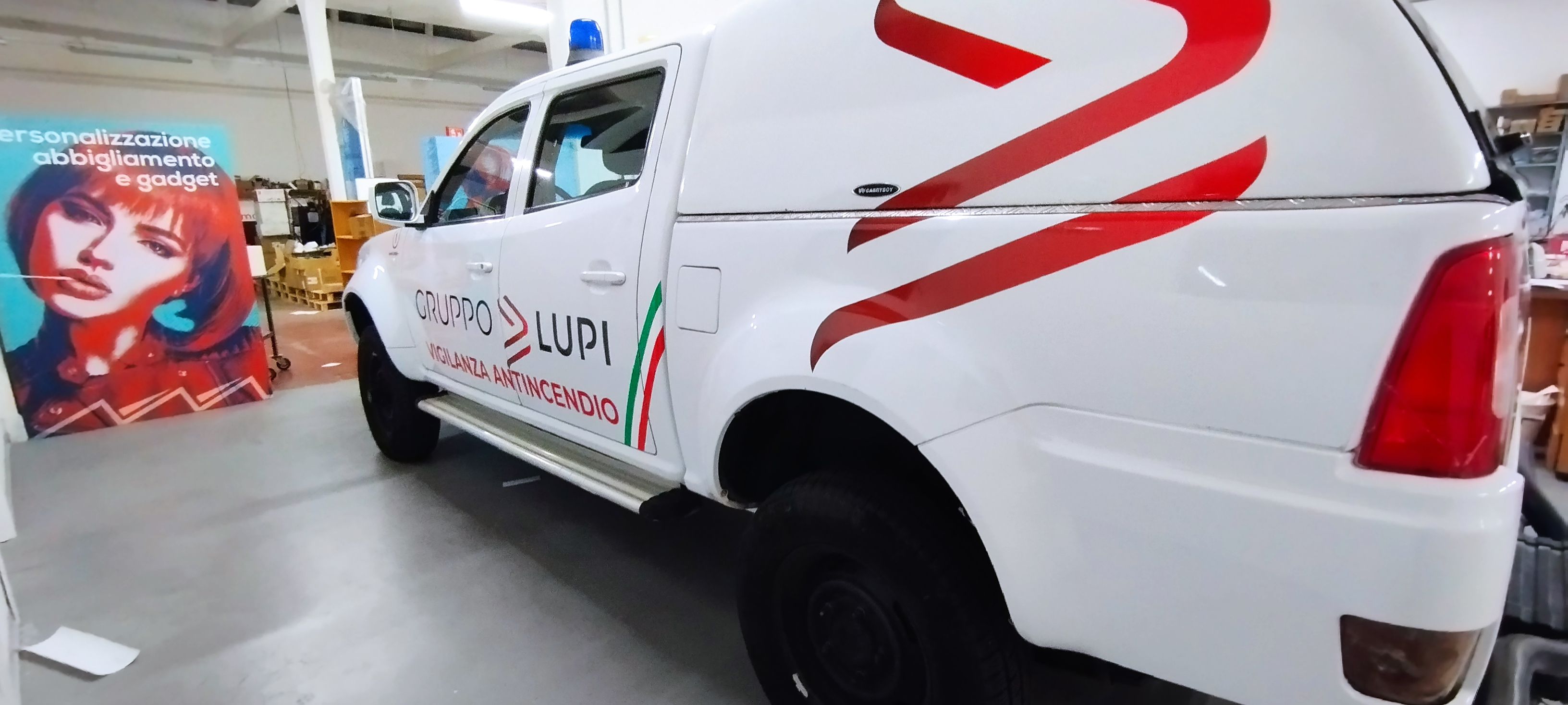 Decorazione furgone — Gruppo Lupi Vigilanza Antincendio