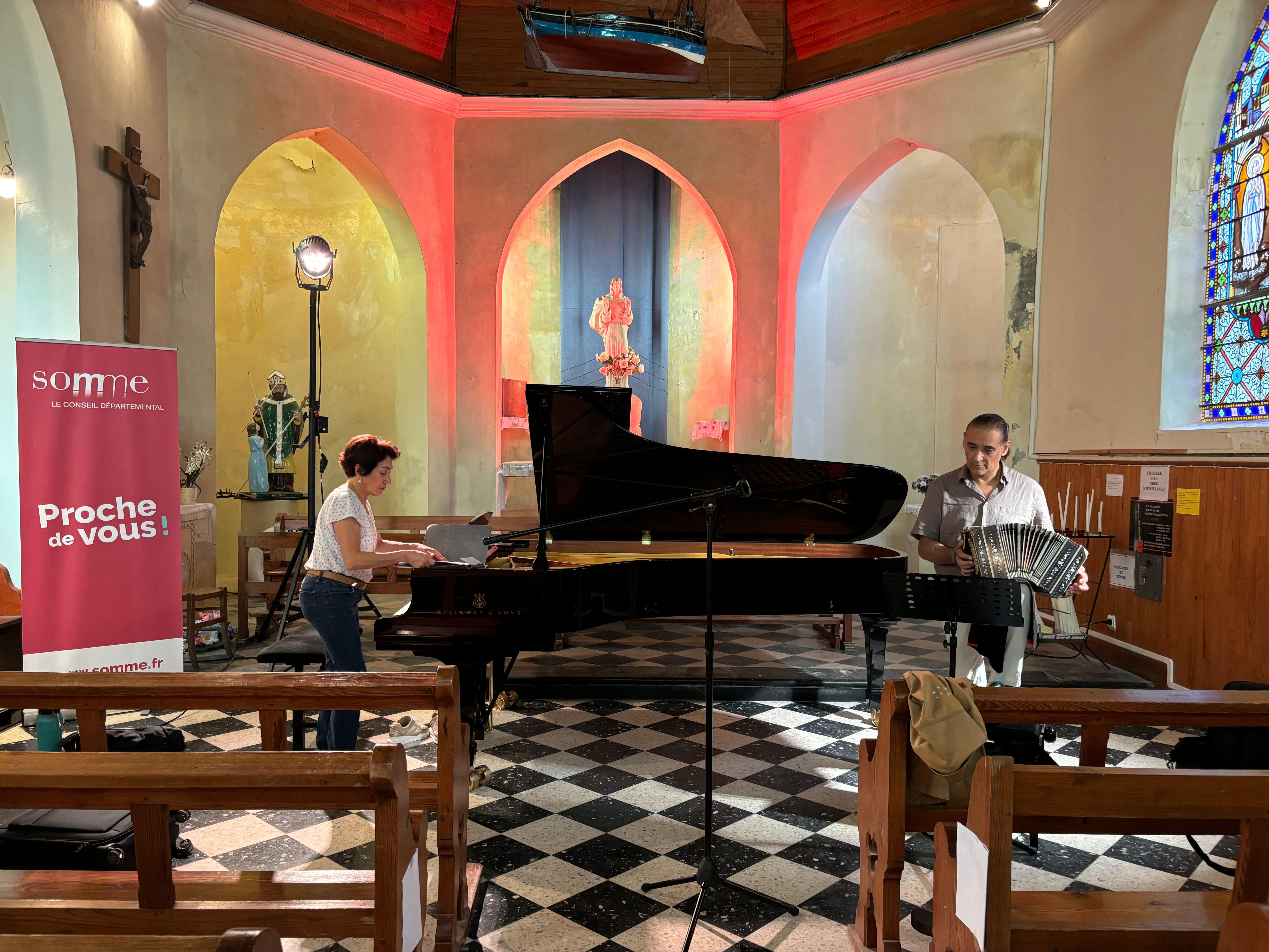 Concert a la Chapelle des Marins : deux musiciens (piano et accordeon).