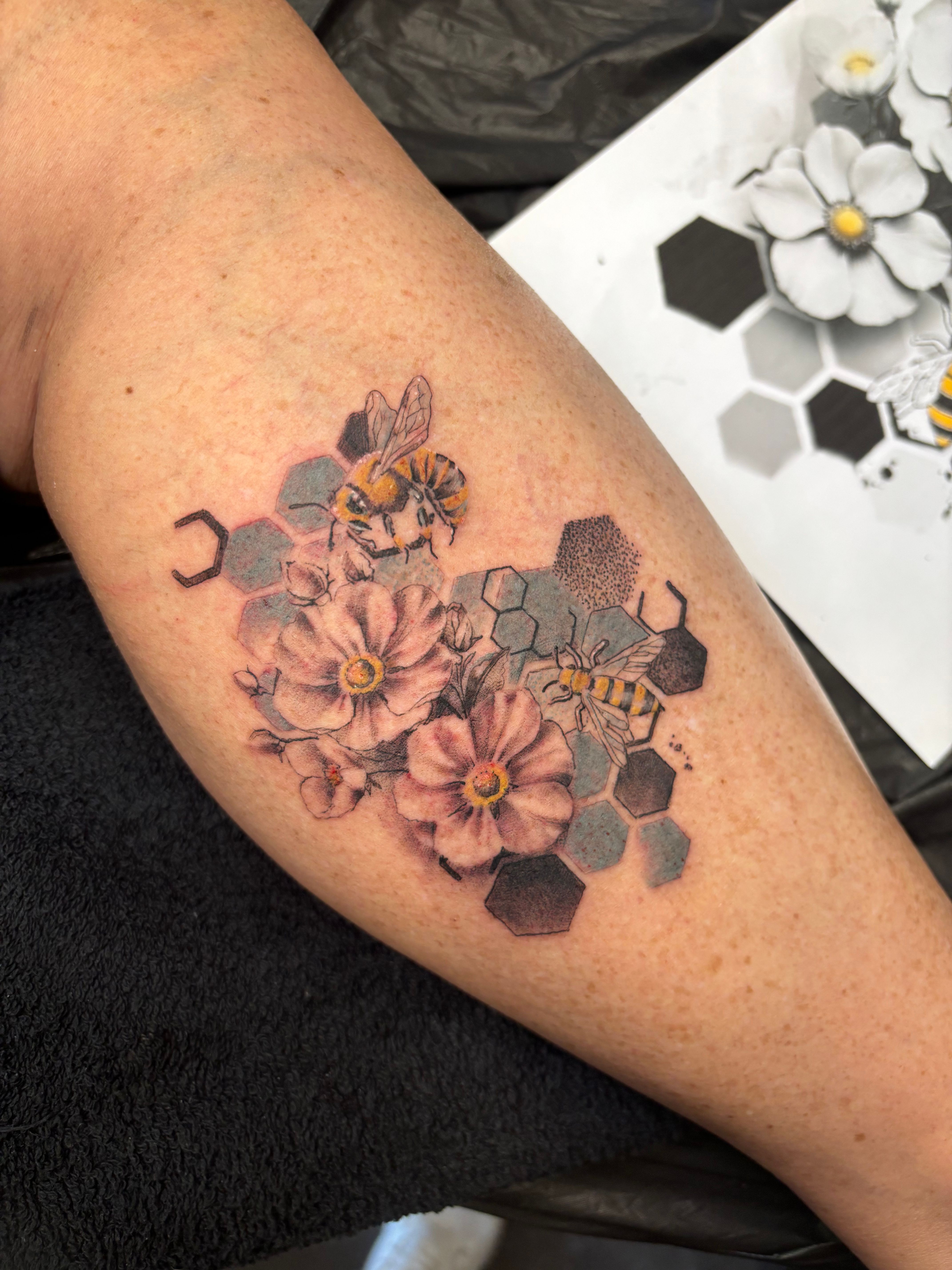 Bijen en bloemen met geometrische honingraat