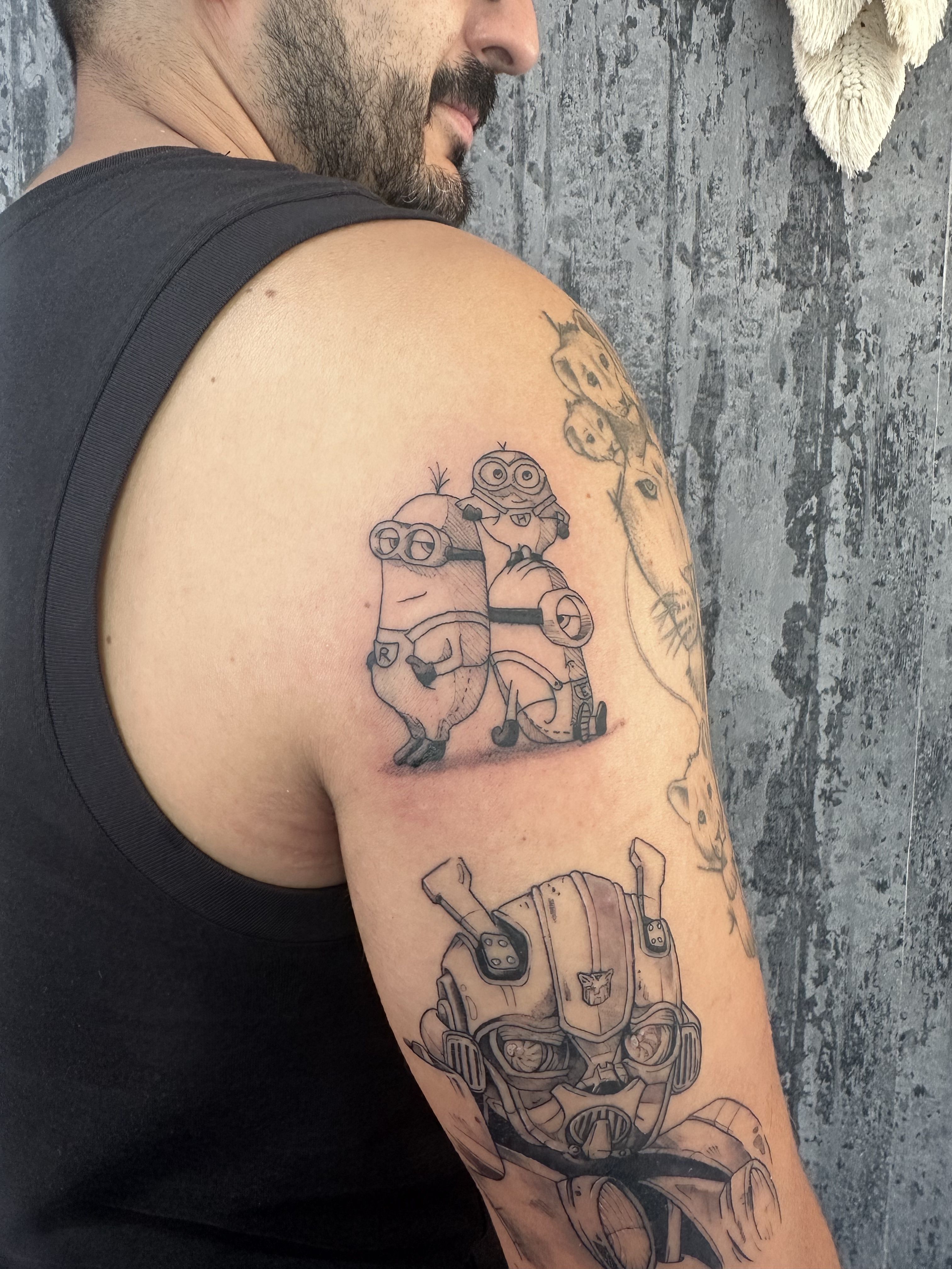 Tatuaje fine line en brazo completo