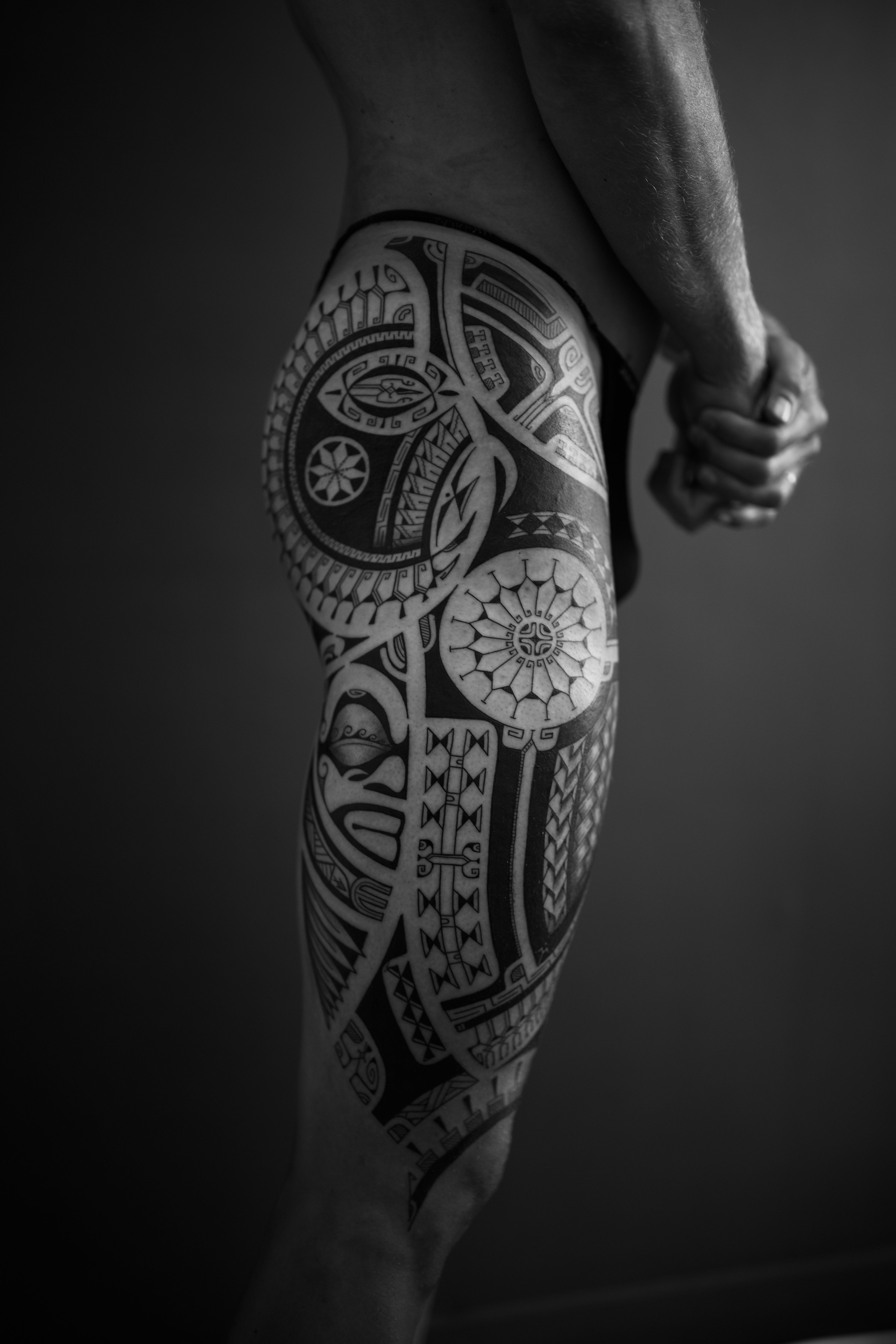 Tatouage cuisse motifs tribaux