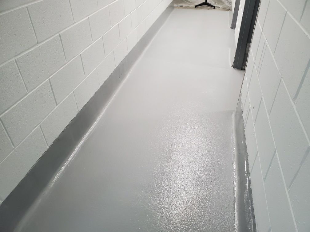 Seamless light gray epoxy corridor in food and beverage production facility