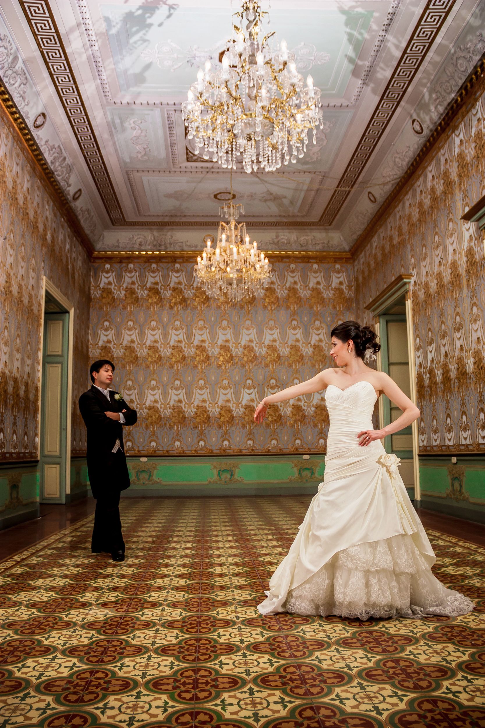 Eleganter Hochzeitsmoment im Saal