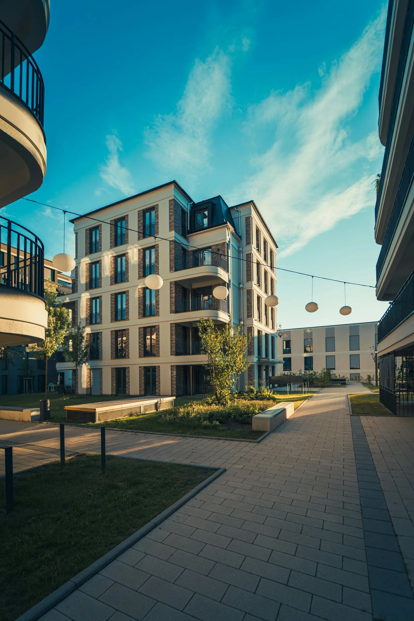 Modernt bostadskvarter med belysning