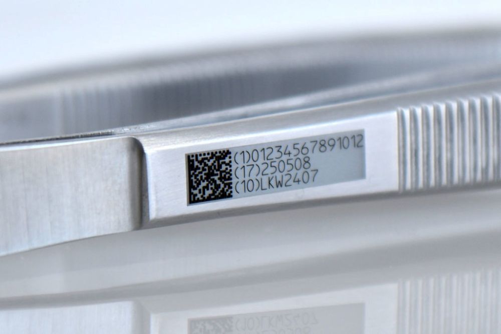 UDI-Kennzeichnung mit DataMatrix-Code auf chirurgischem Instrument – Lasermarkierung ISO 13485