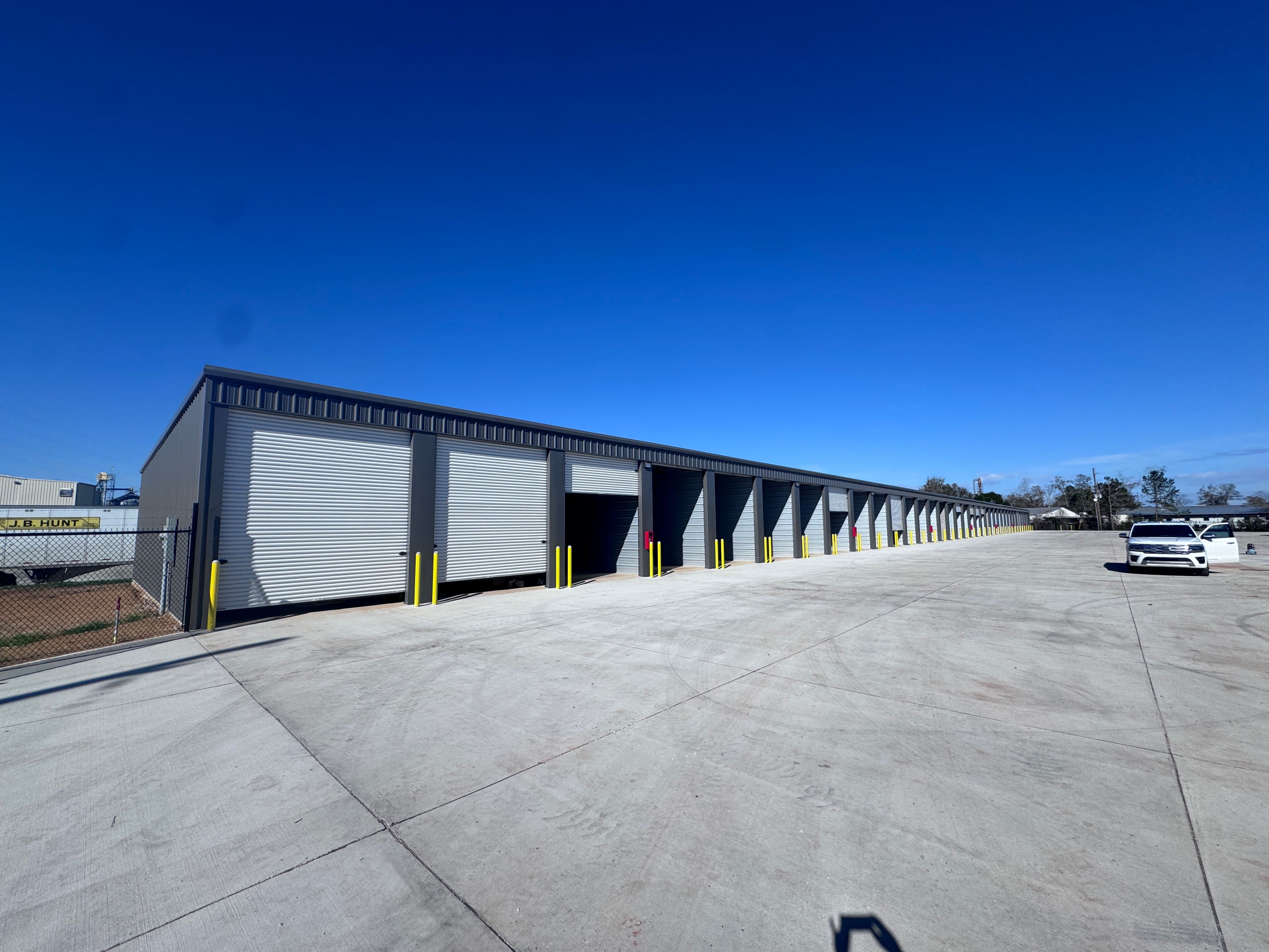 Storage building with multiple enclosed bays
