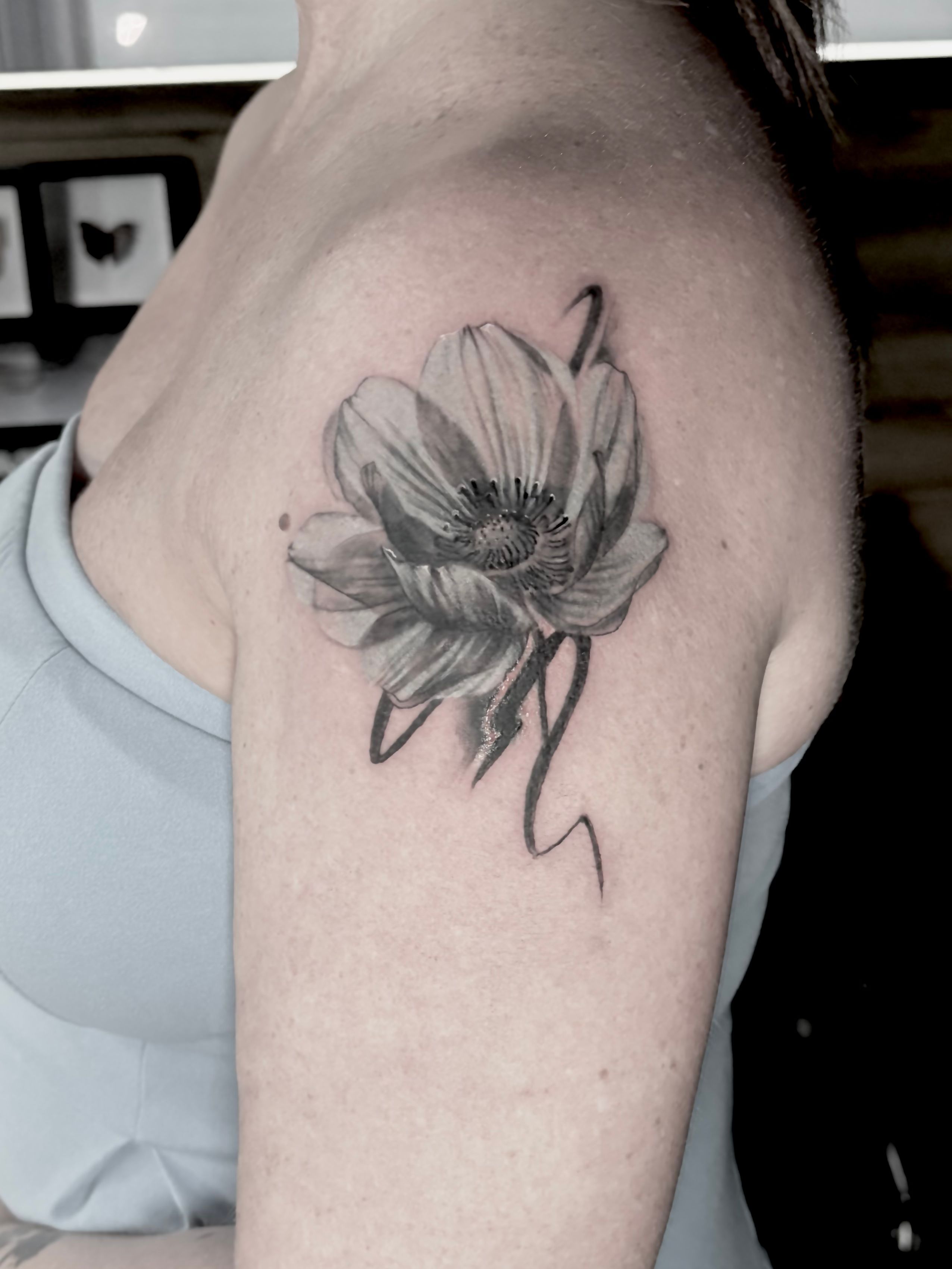 Cover-up: gedetailleerde bloem in black & grey op de bovenarm