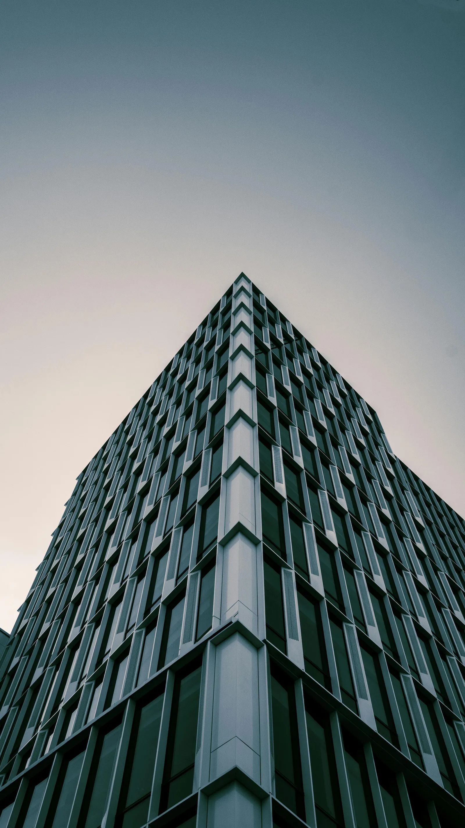 Modern höghusbyggnad – symboliserar ett samlat system