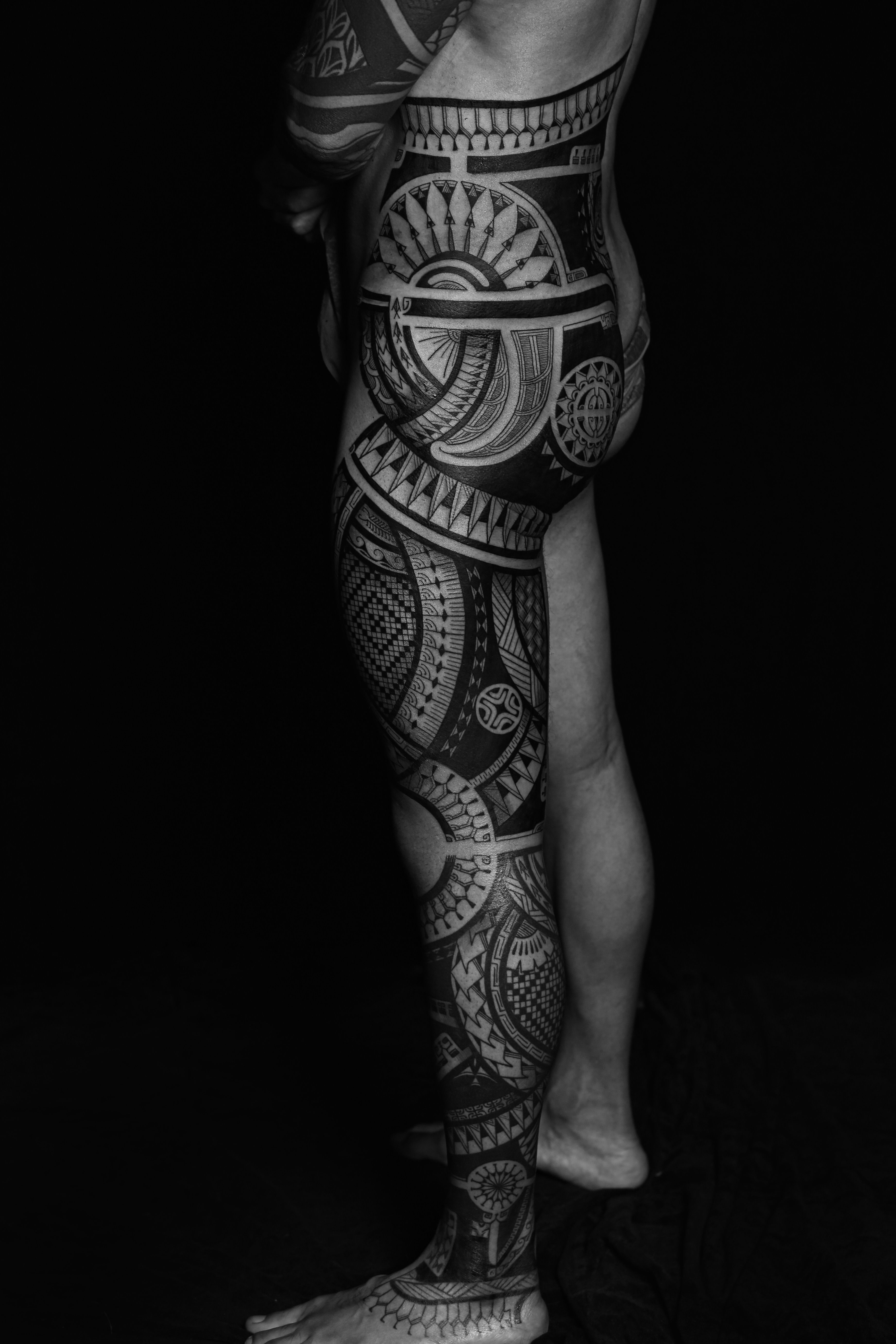Tatouage jambe complète – motifs géométriques polynésiens
