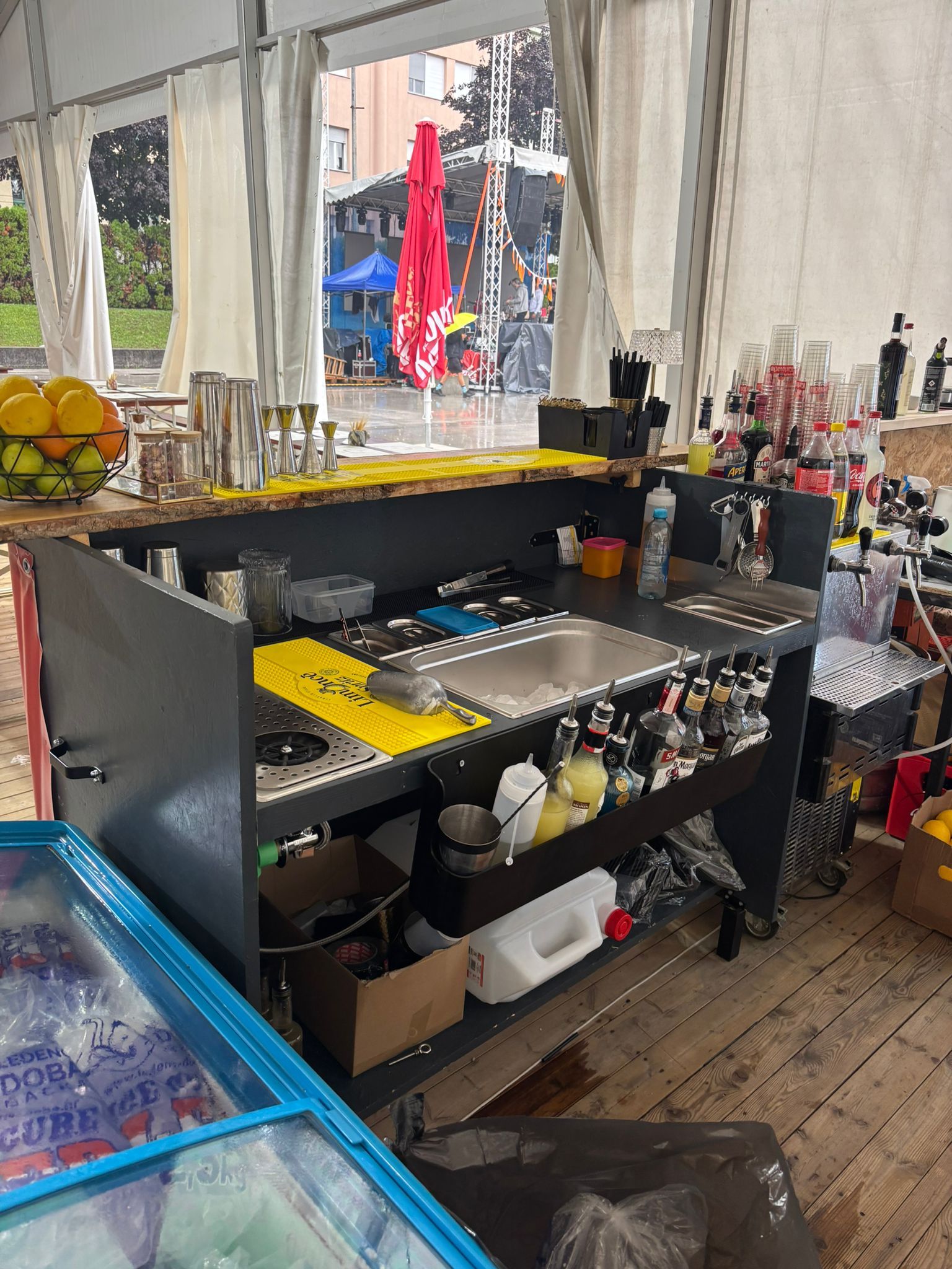 BarUp catering na Danima Piva – bar setup u šatoru