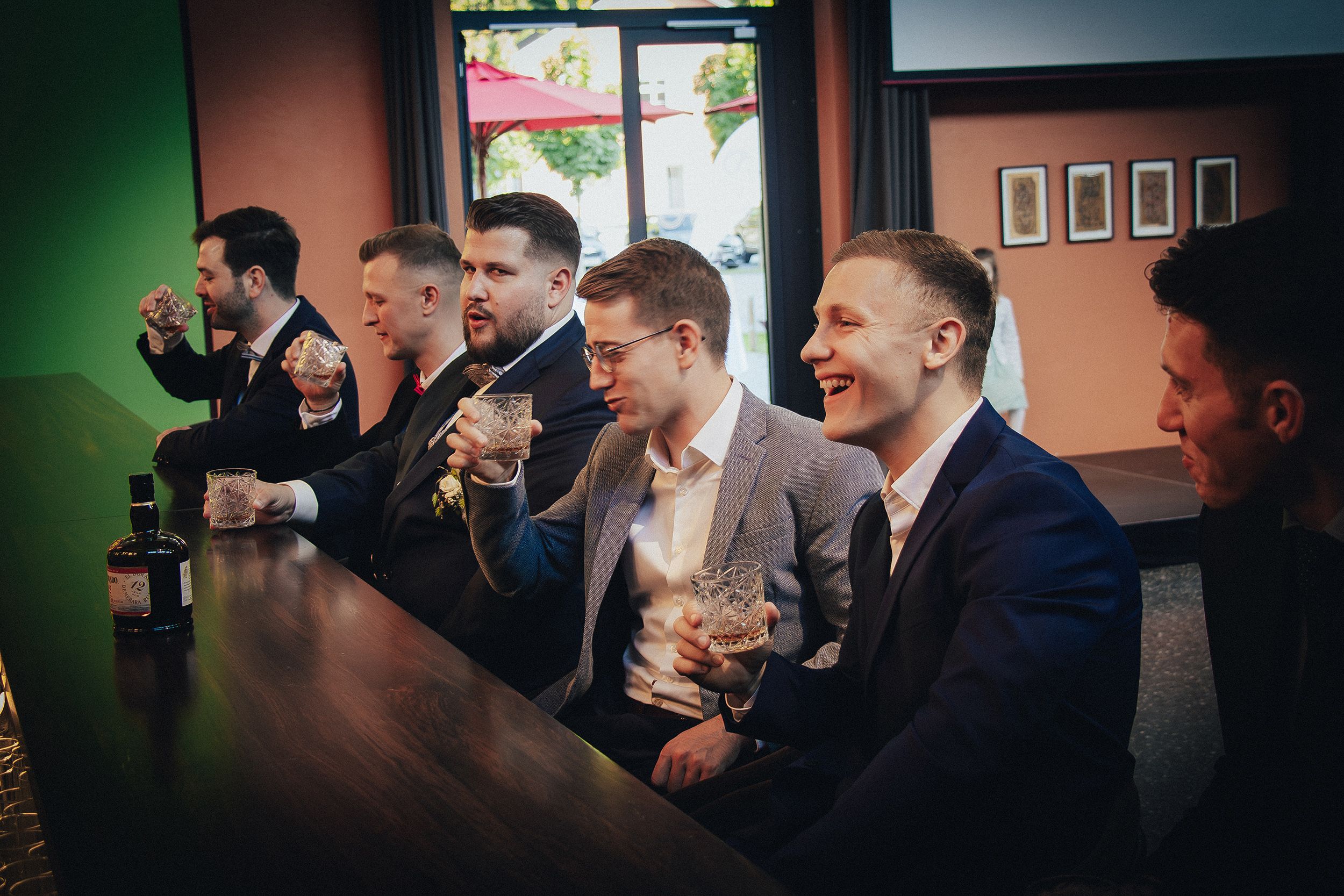 Casual Shooting – Freunde an der Bar