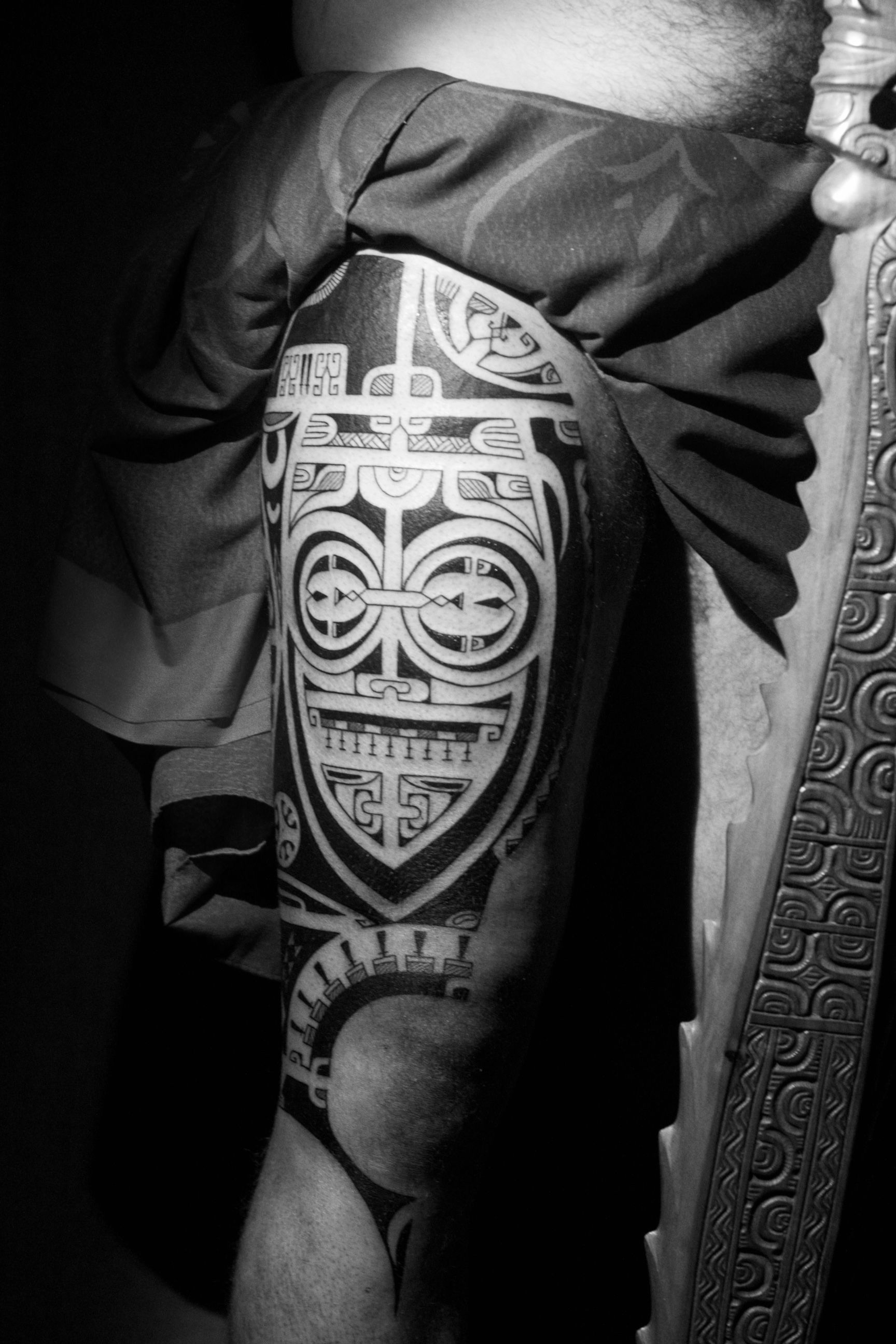 Tatouage cuisse motif visage polynésien