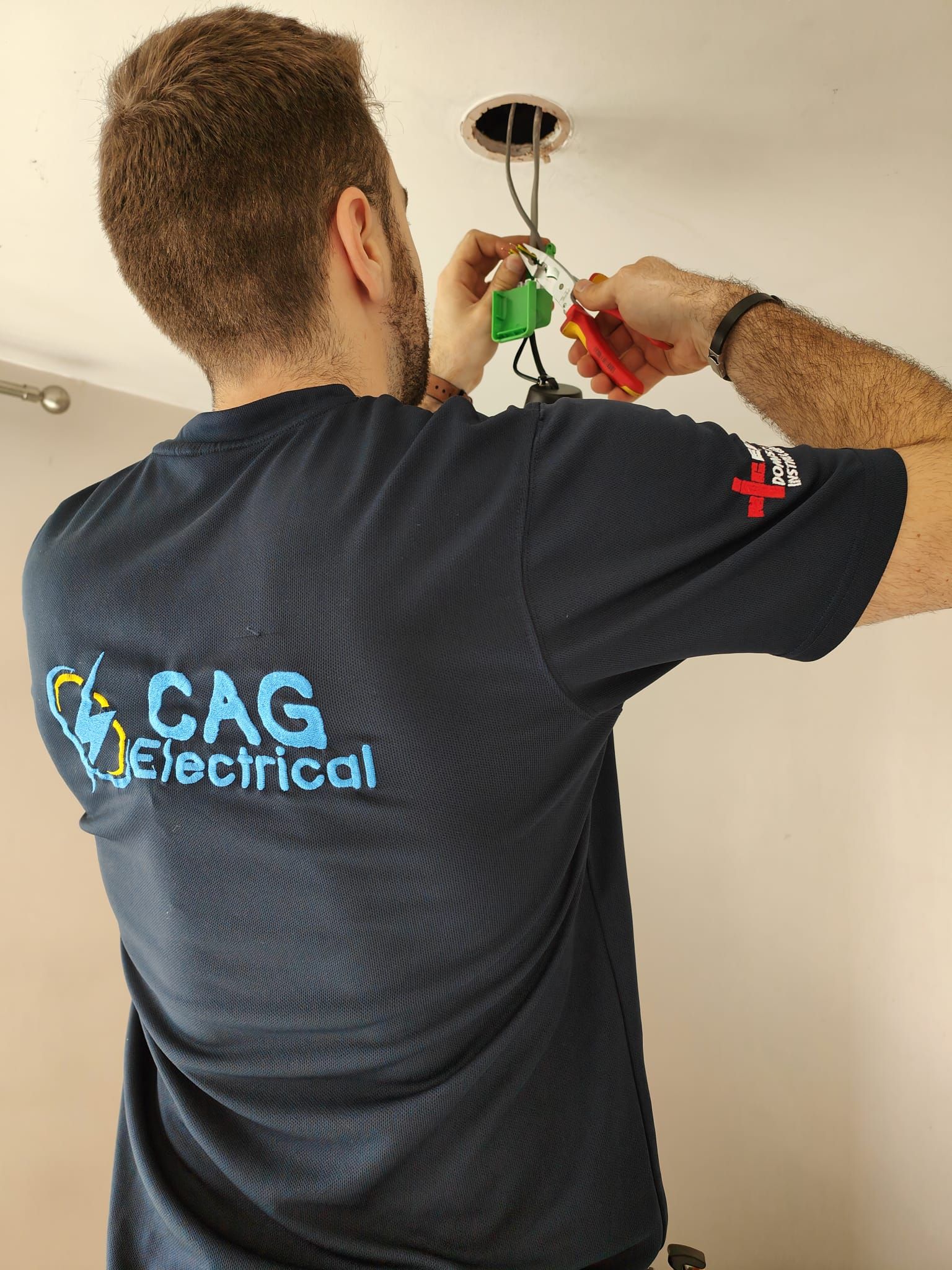 Emergency electrician Cardiff responding to electrical emergency
