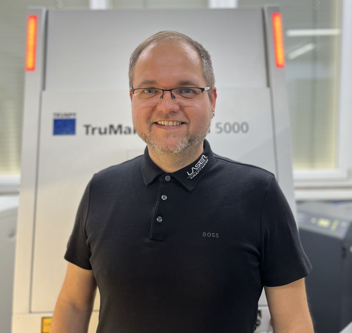 Dennis Schwindt, Gründer und Geschäftsführer laserKRAFTwerk GmbH, vor TRUMPF TruMark Laseranlage