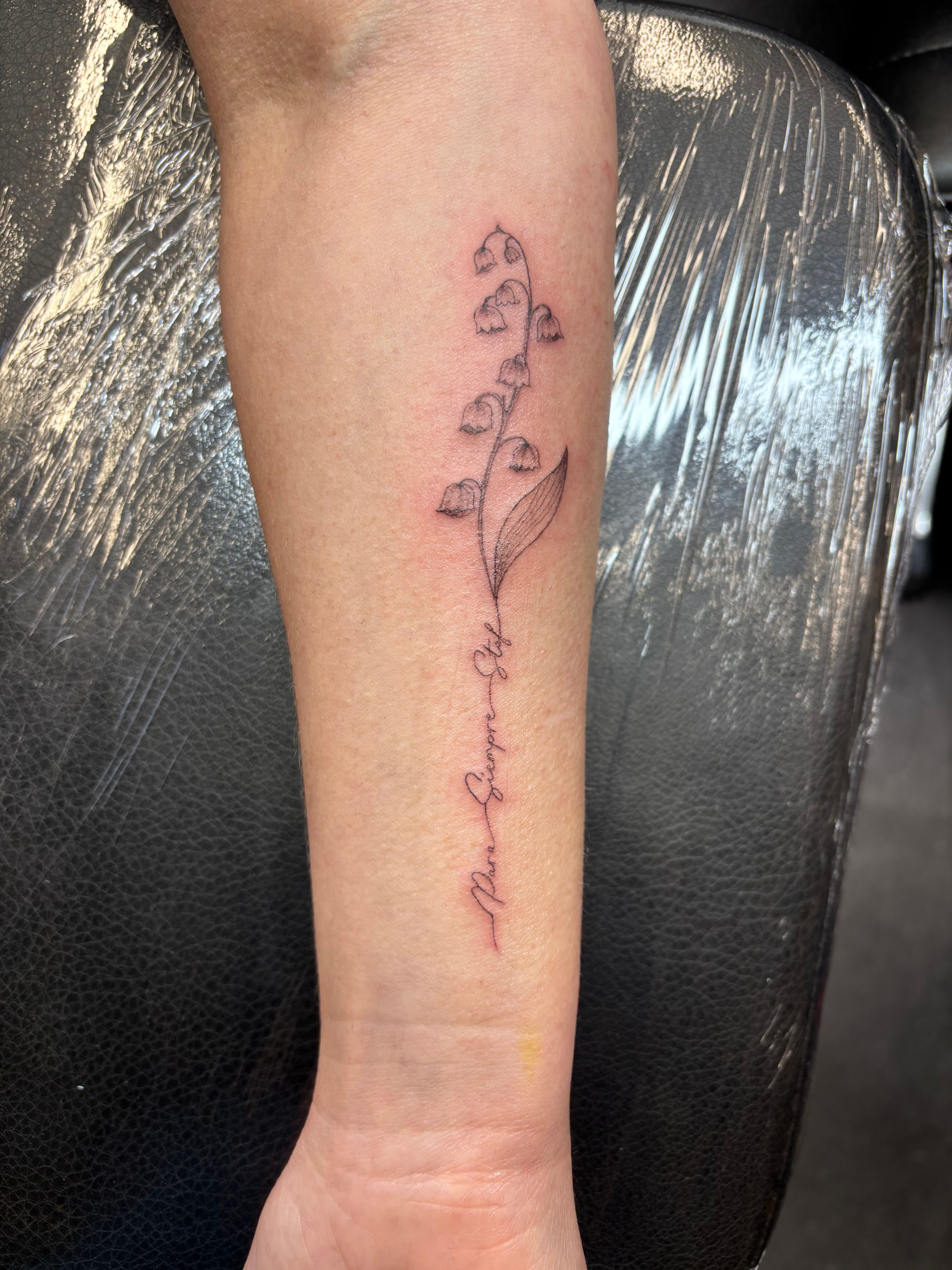 Fijne bloemenstengel langs de onderarm