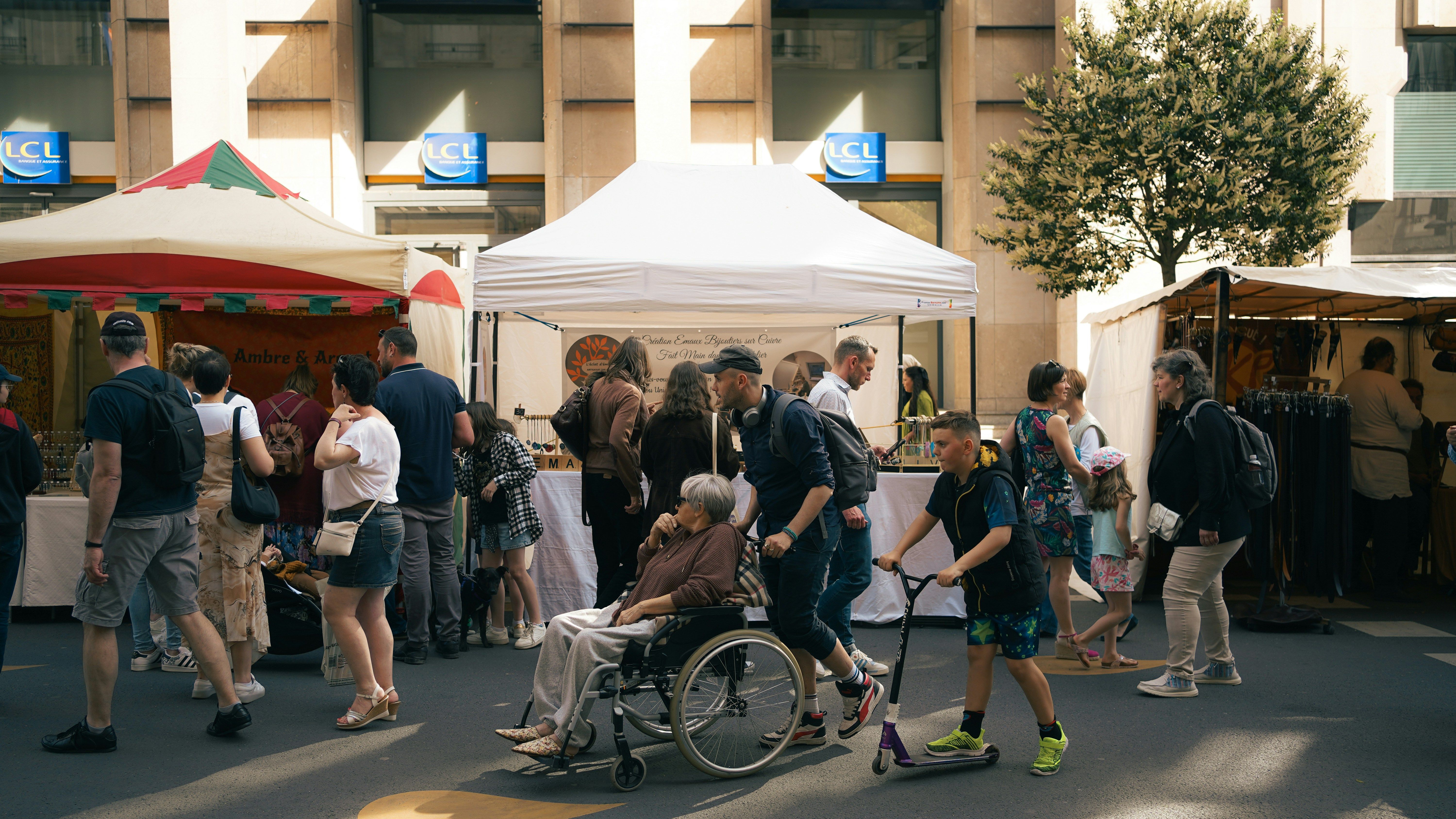 Accessible travel at a European street market