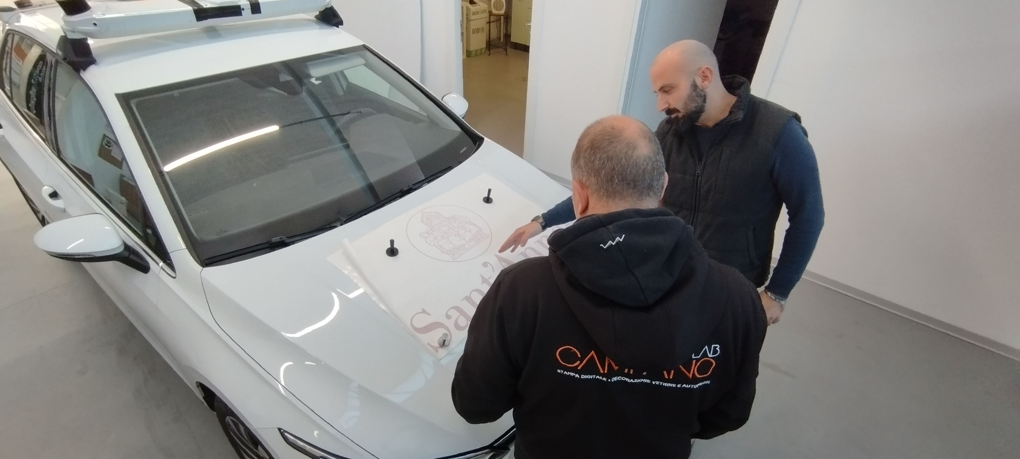 Preparazione grafica su cofano — fase di posizionamento
