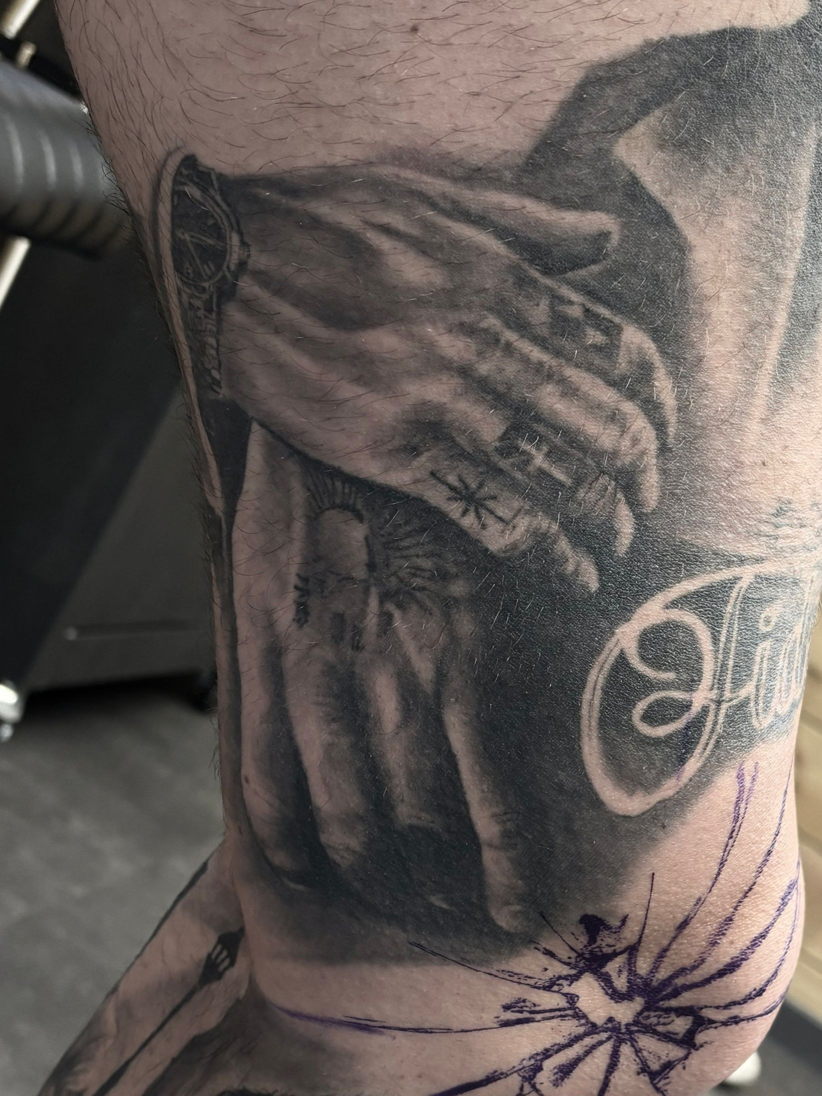 Black & grey tattoo van twee verbonden handen