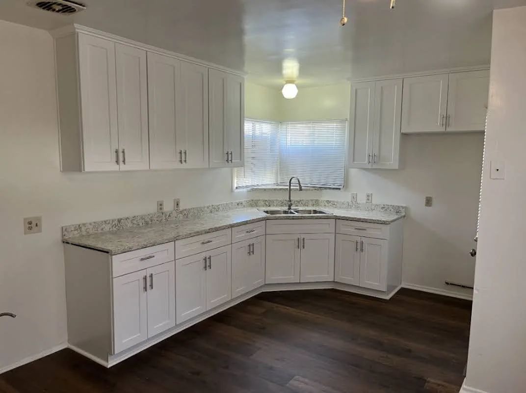 Kitchen & Bathroom Remodels - photo 1