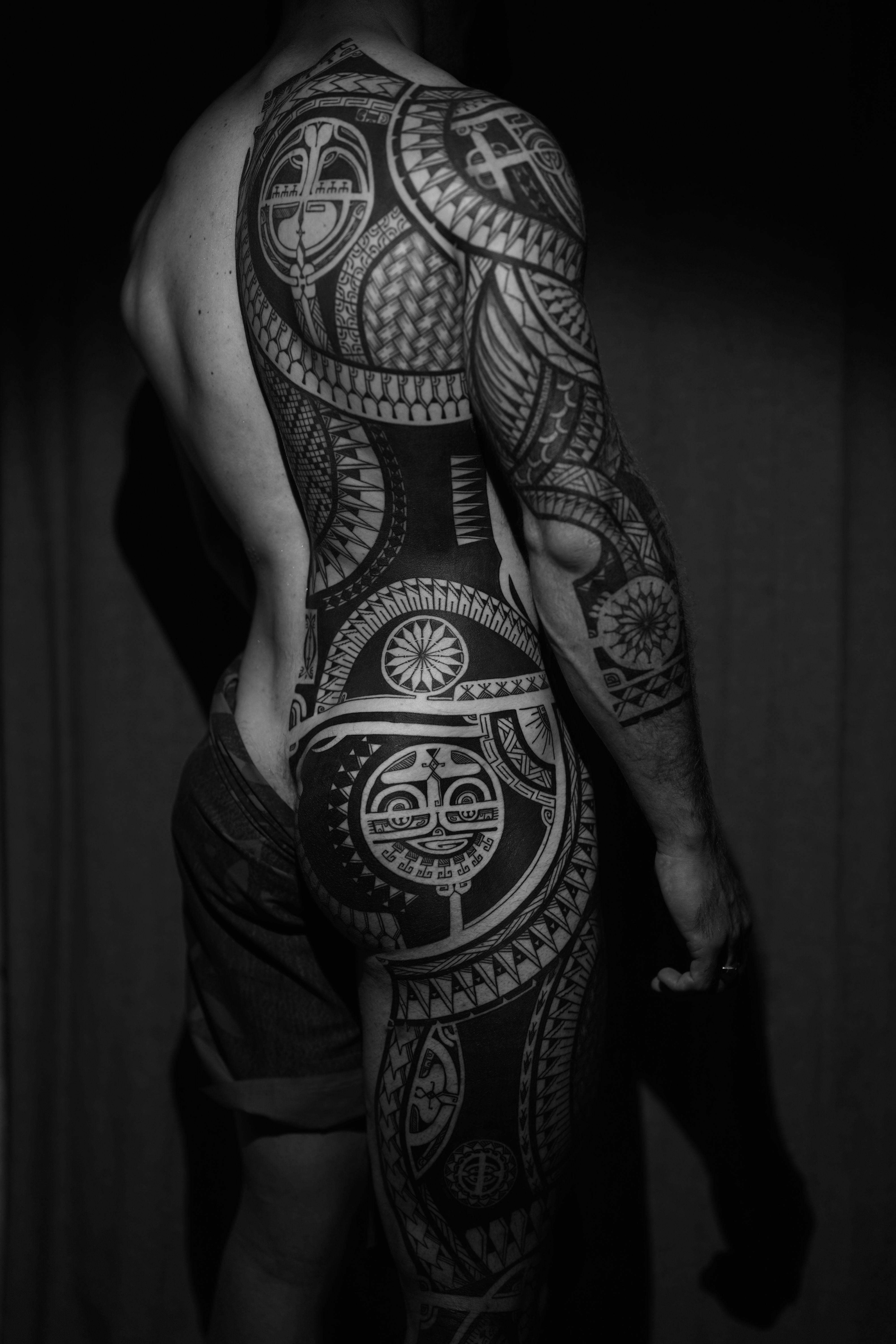 Tatouage polynésien couvrant le demi-dos, la fesse, la jambe et le bras — œuvre de Moanatoa
