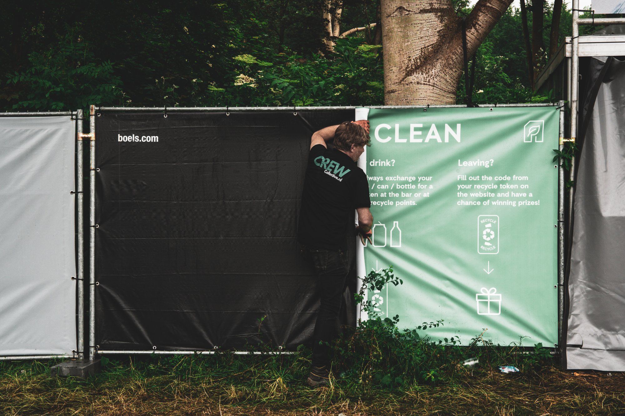 Kleurrijk beschilderde zeecontainers op een festivalterrein als decoratie tijdens de opbouw