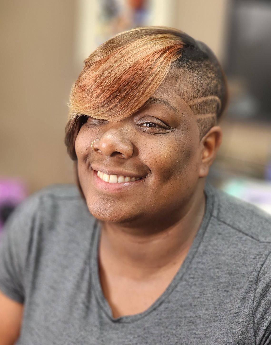 Short hair with blonde and pattern cut