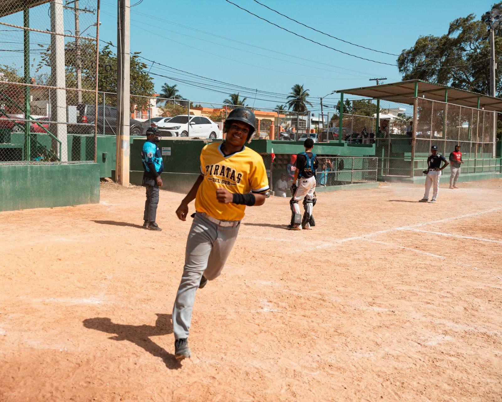 Piratas del Sur player running and smiling during a game