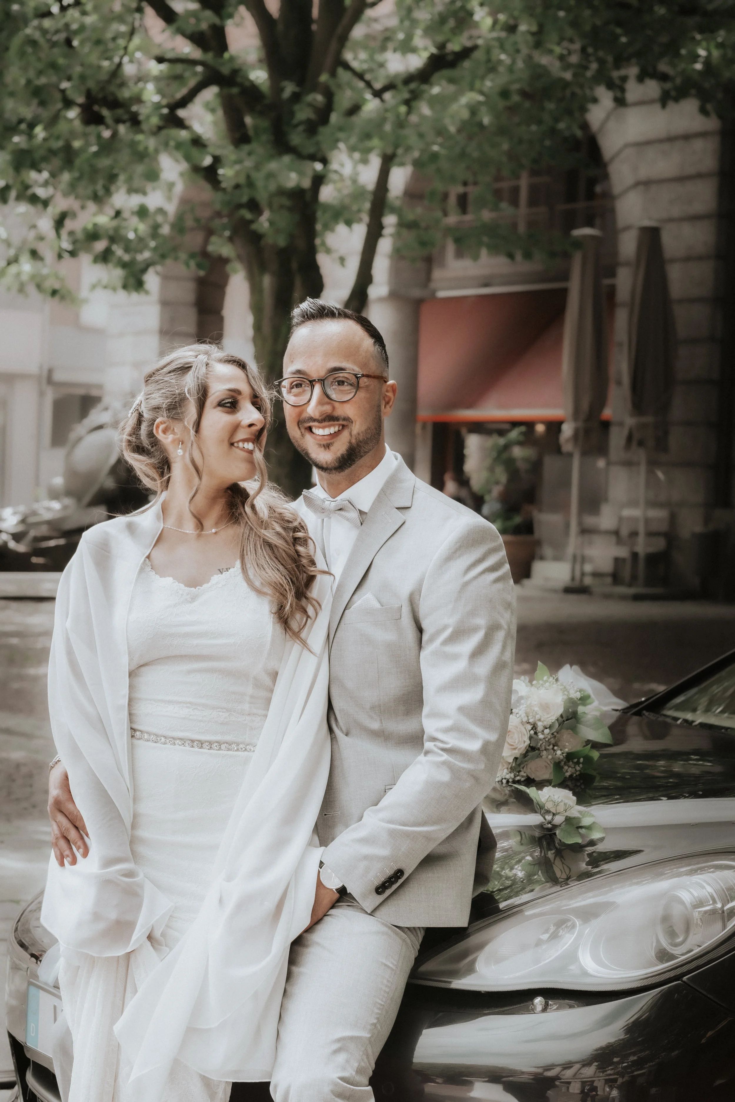 Elegant couple portrait with modern architecture, Düsseldorf
