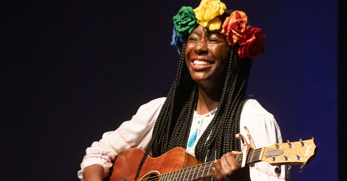Vasthy Mompoint performing