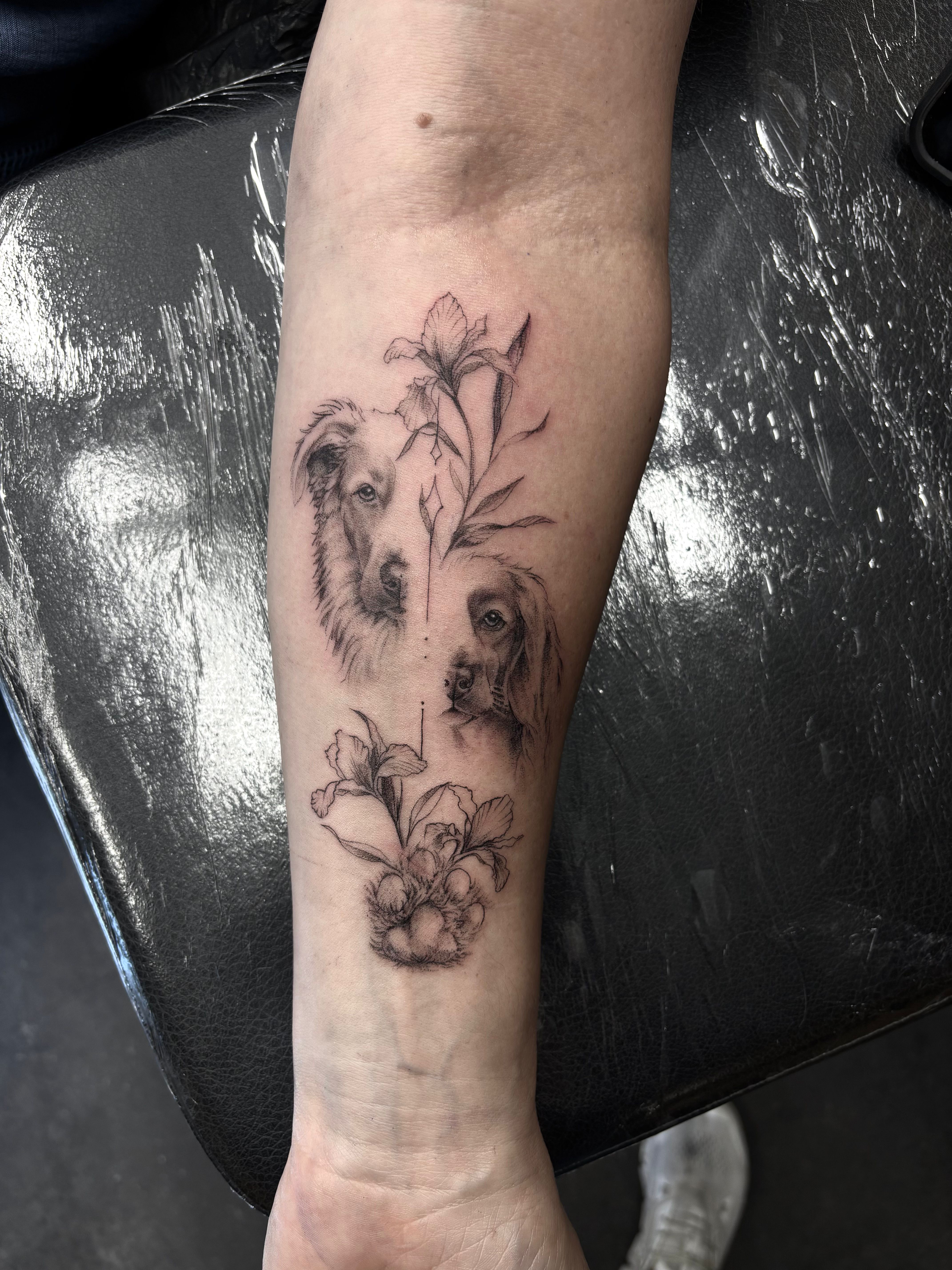 Twee realistische hondenportretten met bloemen en pootafdruk