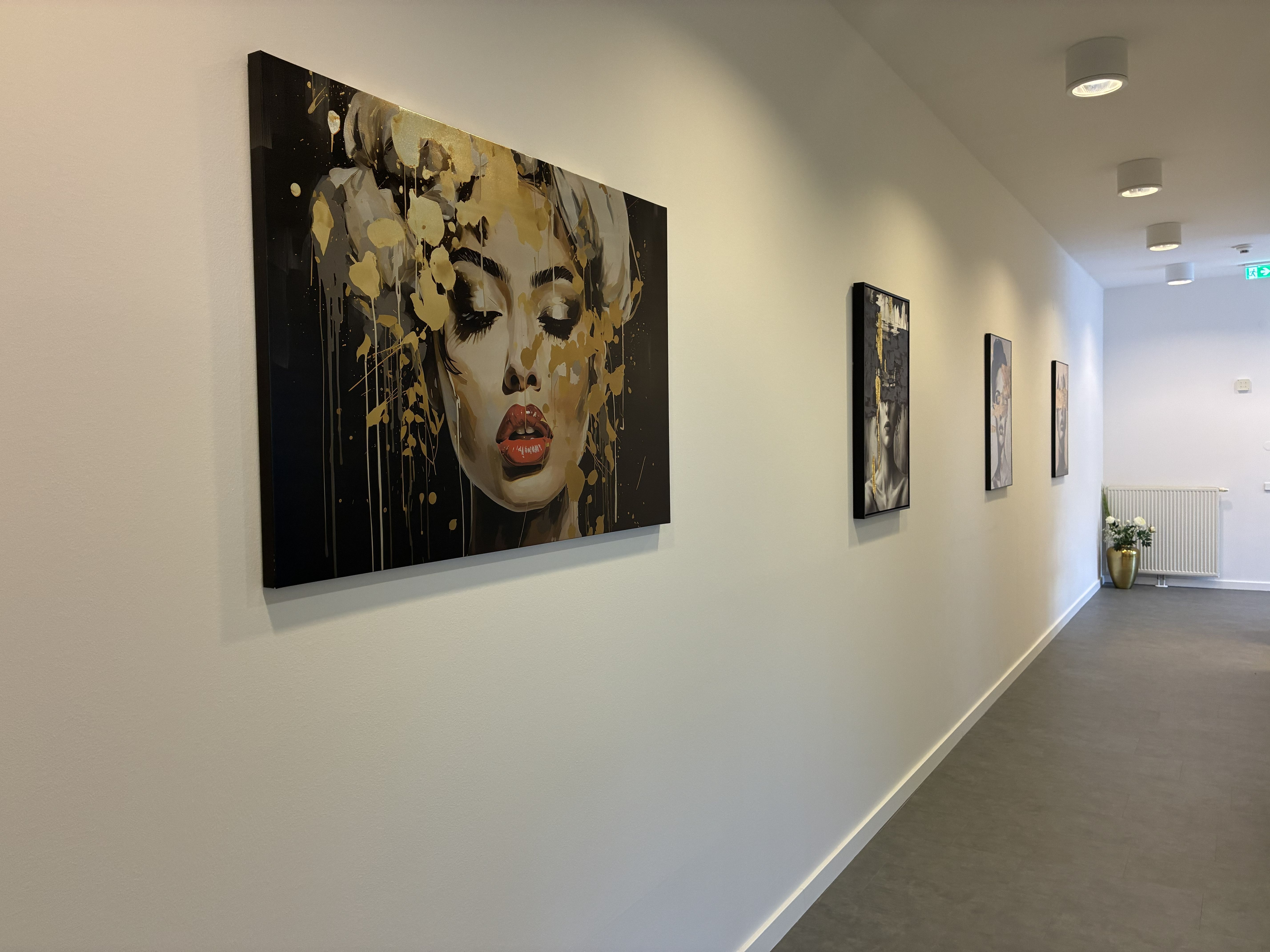 Gang mit Kunstwerken migraesthetics