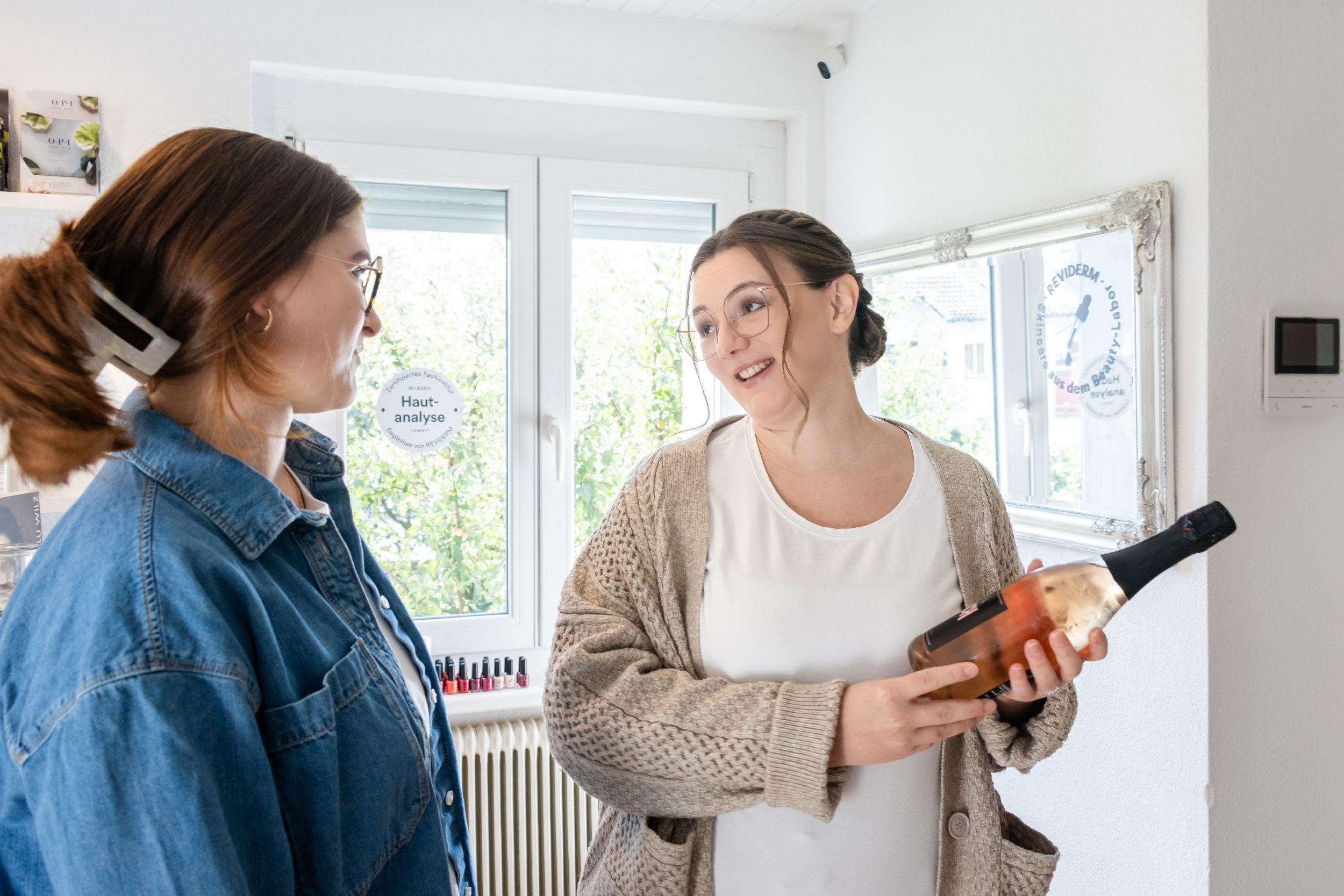 Casual Shooting – Freundinnen beim Vorbereiten