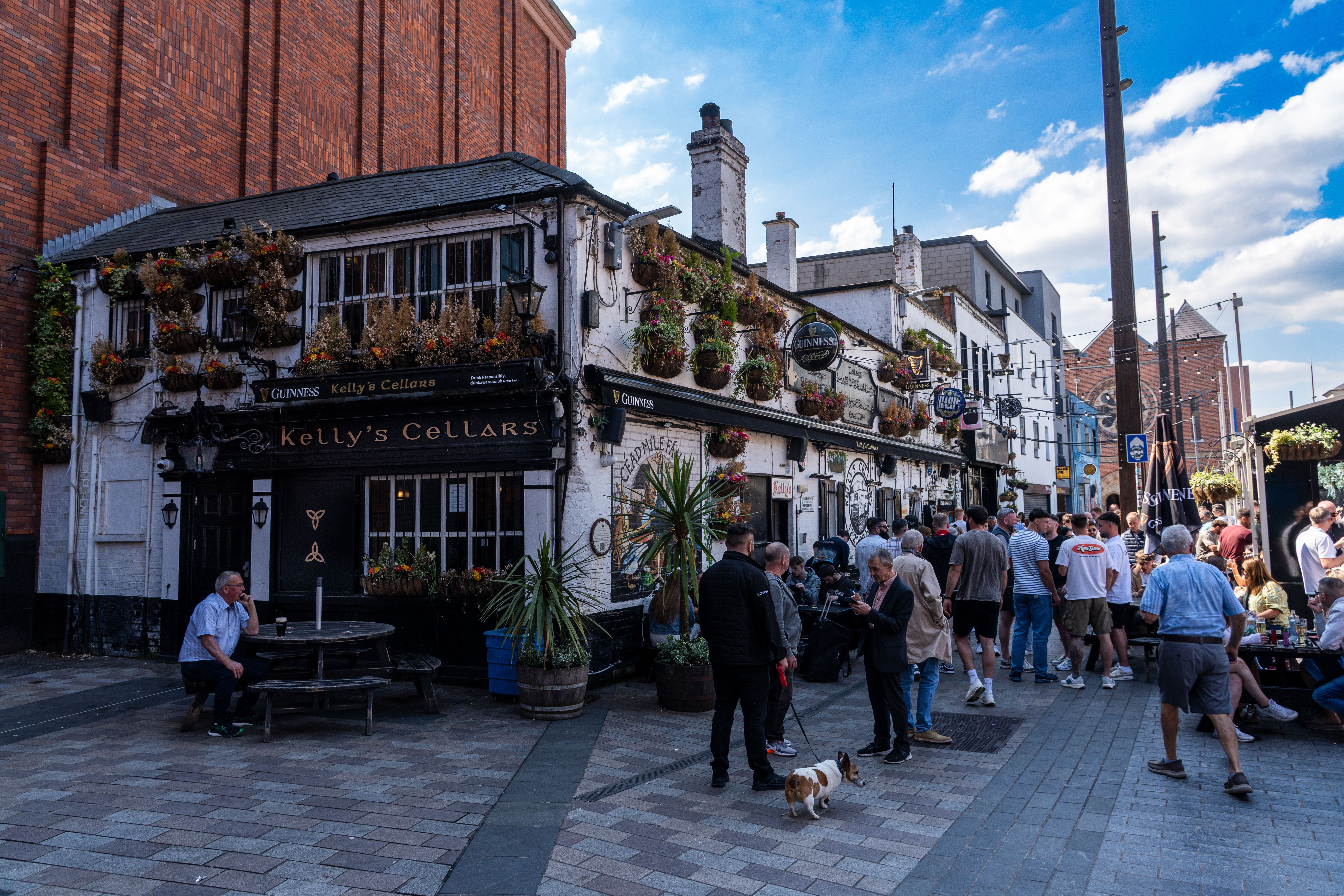 Kelly's Cellars pub with flower baskets