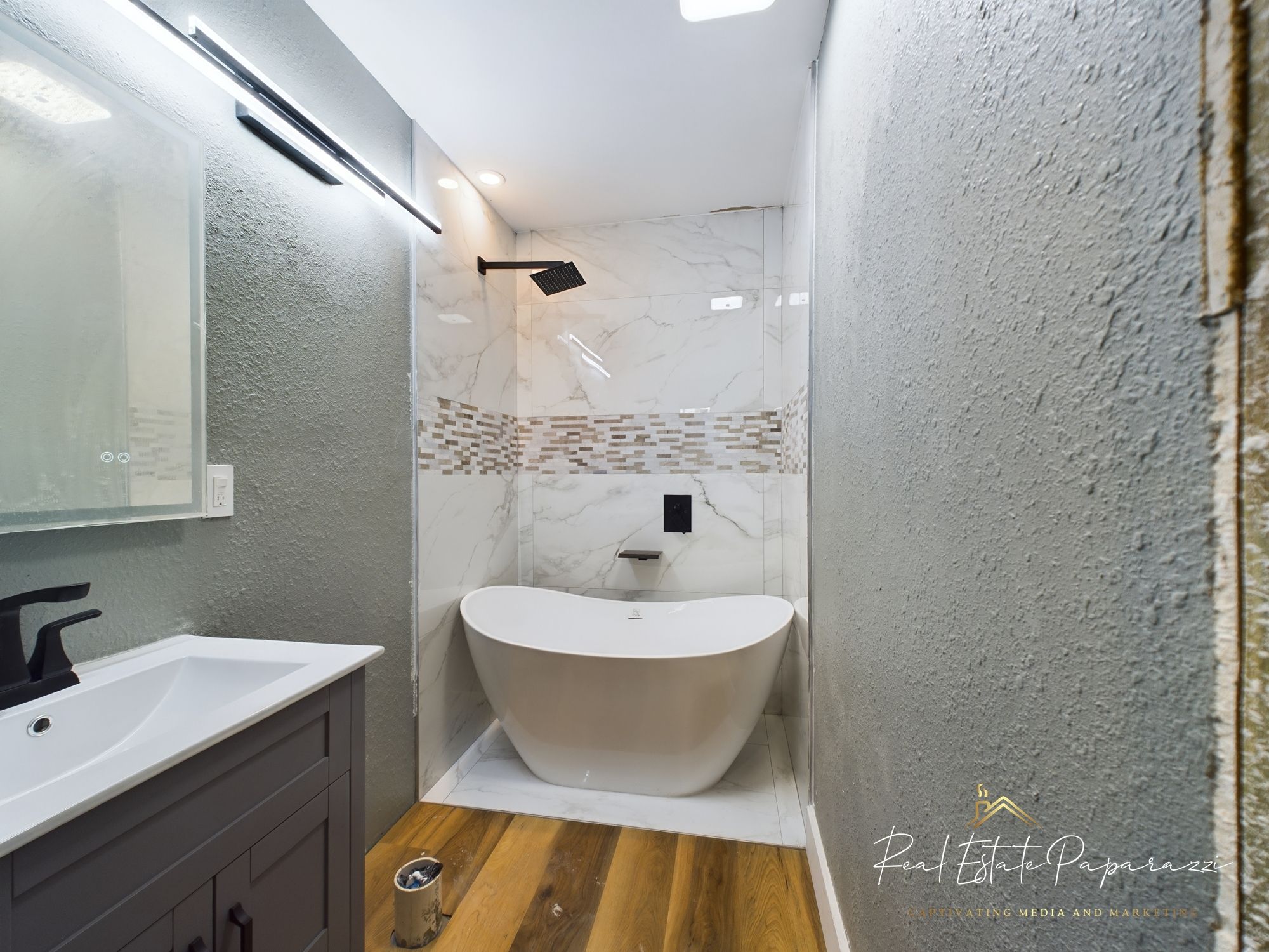 Townsend BLVD, Jacksonville, FL (Arlington) — master bath tub