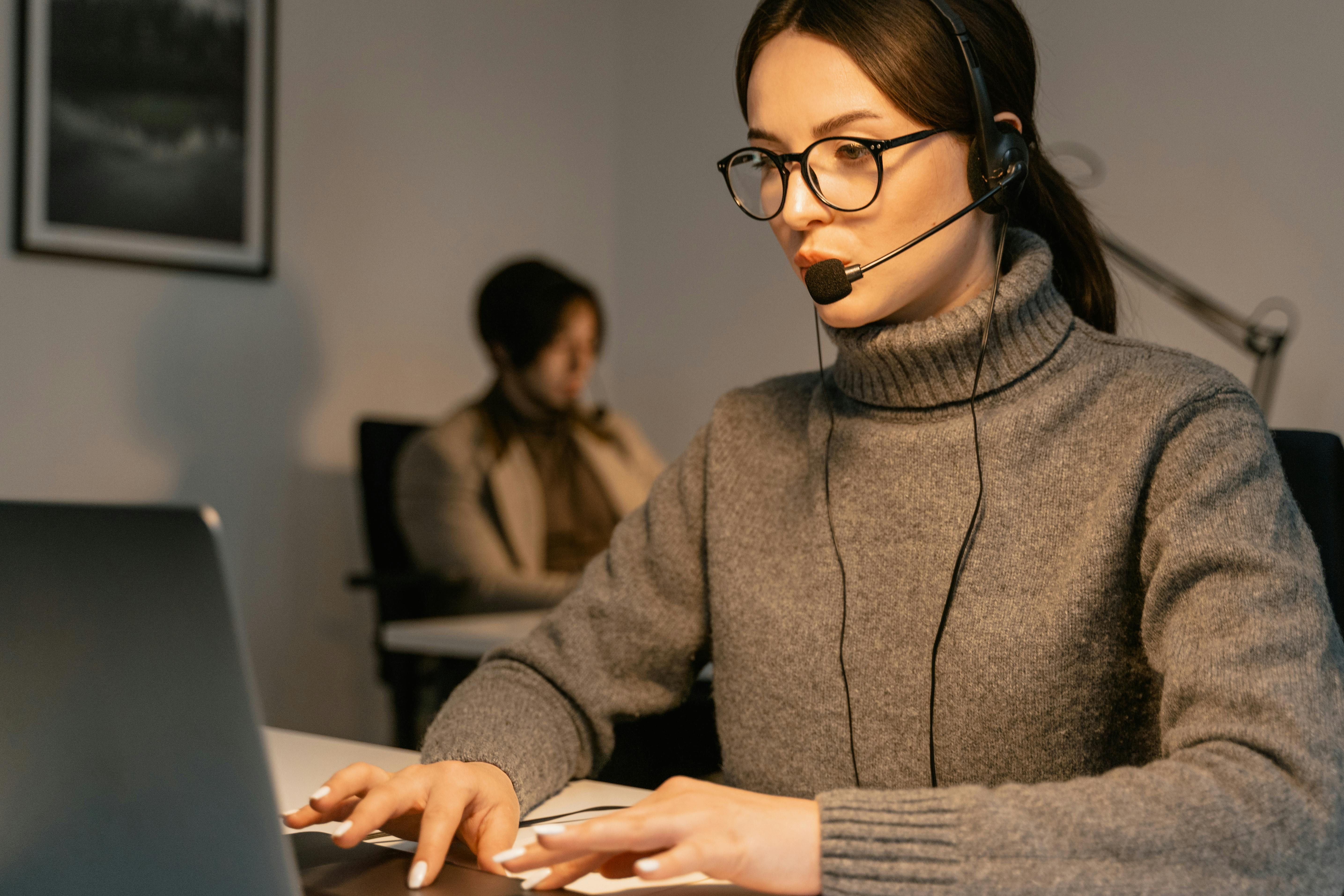 Kvinna med headset – AI-driven ärendehantering